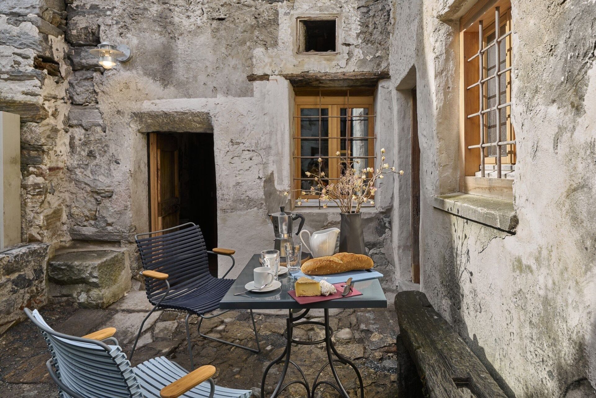 Der kleine Innenhof bietet im Sommer Schatten und Kühlung. | Gataric Fotografie / Stiftung Ferien im Baudenkmal Der kleine Innenhof bietet im Sommer Schatten und Kühlung. | Gataric Fotografie / Stiftung Ferien im Baudenkmal