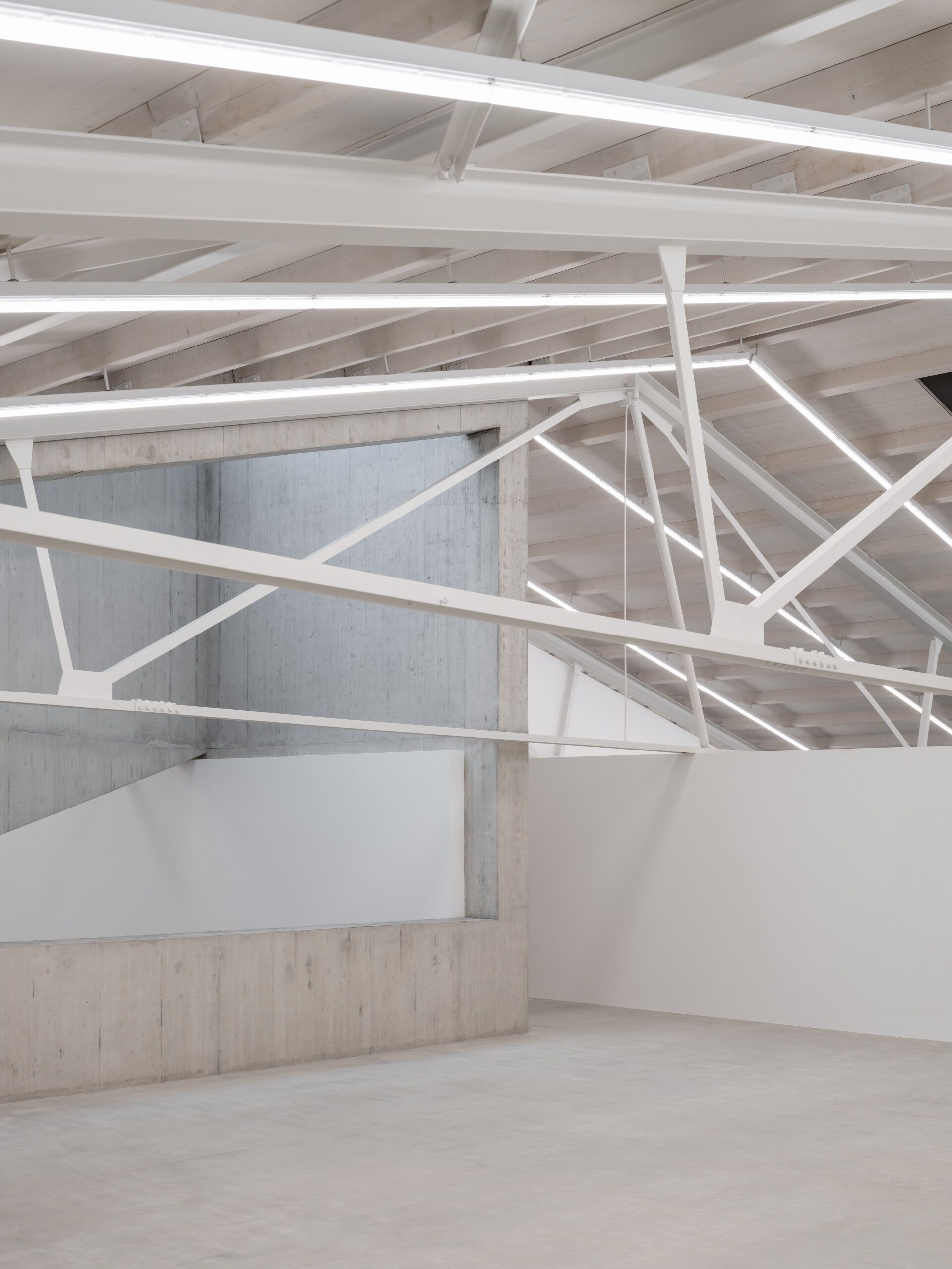 Structure spatiale: des poutres à hauteur de mur et des dalles relient les silos pour créer un deuxième niveau d’exposition. Parallèlement, ces éléments soutiennent la fragile charpente métallique. | Photo: Maris Mezulis Structure spatiale: des poutres à hauteur de mur et des dalles relient les silos pour créer un deuxième niveau d’exposition. Parallèlement, ces éléments soutiennent la fragile charpente métallique. | Photo: Maris Mezulis