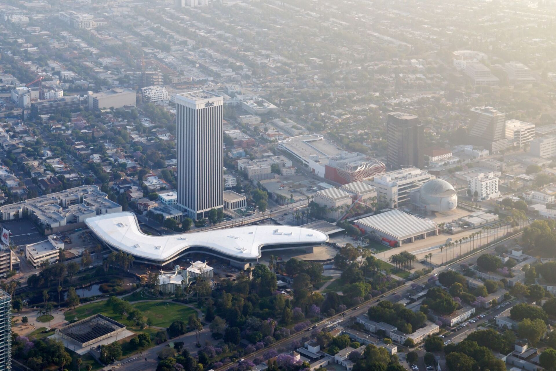 Die neuen David Geffen Galleries des Los Angeles County Museum of Art von Atelier Peter Zumthor & Partners erheben sich als schwebender Betonkörper über dem Stadtraum von Los Angeles. | Foto: Iwan Baan Die neuen David Geffen Galleries des Los Angeles County Museum of Art von Atelier Peter Zumthor & Partners erheben sich als schwebender Betonkörper über dem Stadtraum von Los Angeles. | Foto: Iwan Baan