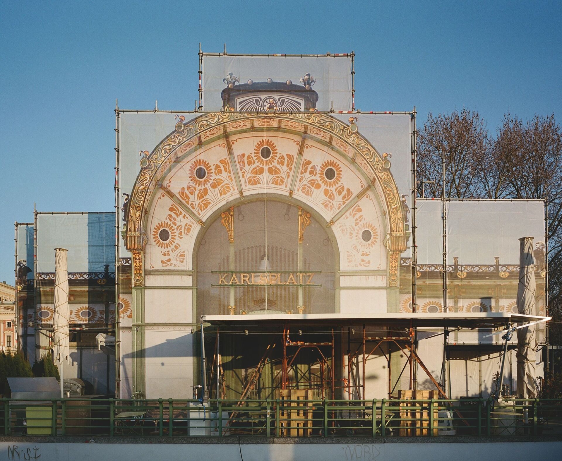 Eine bemalte Verkleidung imitiert während der Renovierung die Fassade des Stadtbahn-Pavillons am Wiener Karlsplatz. | Foto: Gili Merin, 2026 Gili Merin, 2026