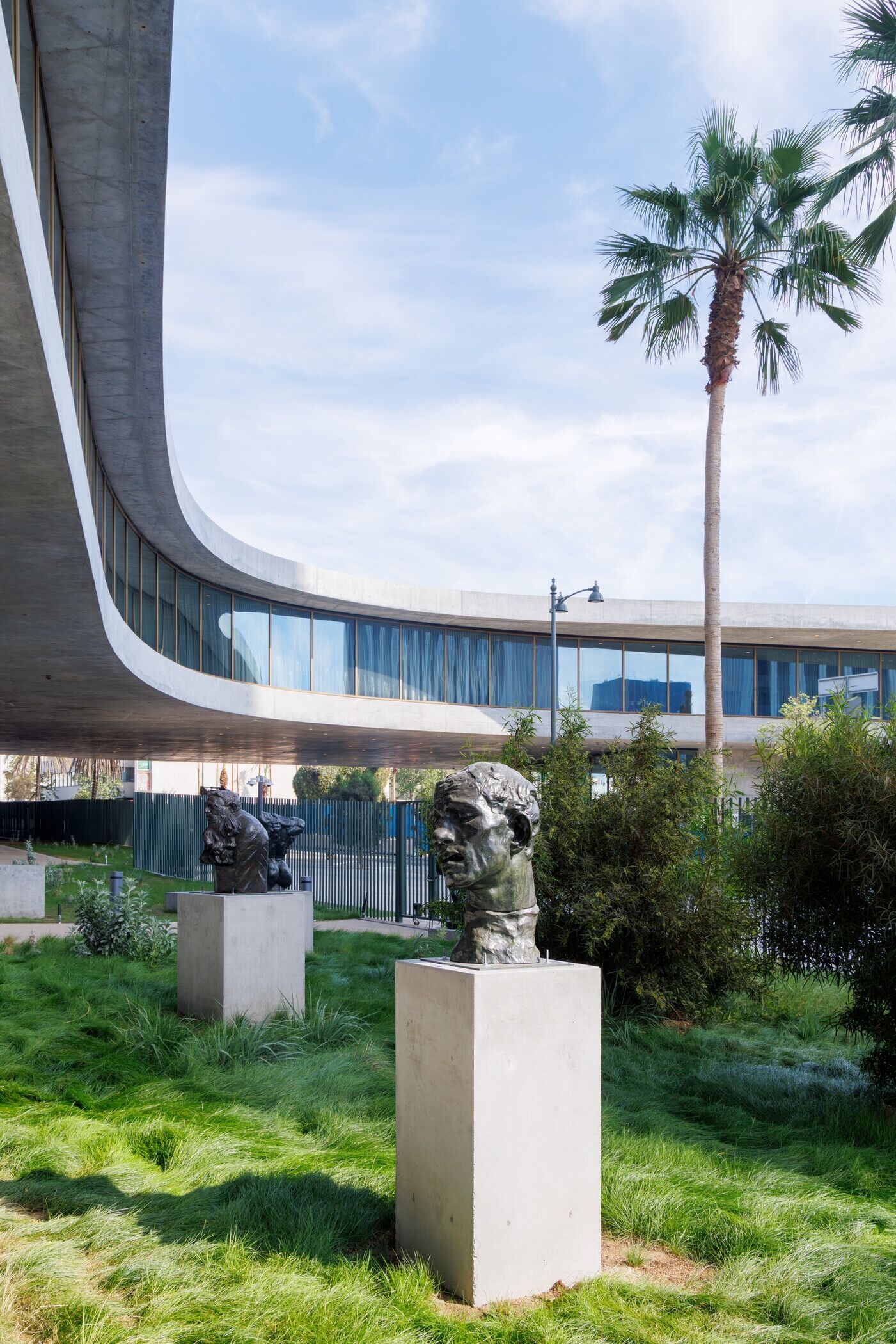 Die konvex-konkav schwingenden Decken der neuen David Geffen Galleries bilden grosszügige überdeckte öffentliche Räume unterhalb des eigentlichen Museumsgebäudes. | Foto: Iwan Baan Die konvex-konkav schwingenden Decken der neuen David Geffen Galleries bilden grosszügige überdeckte öffentliche Räume unterhalb des eigentlichen Museumsgebäudes. | Foto: Iwan Baan