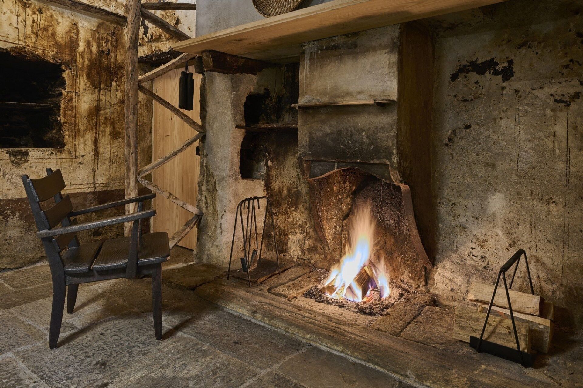 Auch beim Kamin wurden die Spuren der Zeit nicht entfernt. | Gataric Fotografie / Stiftung Ferien im Baudenkmal Auch beim Kamin wurden die Spuren der Zeit nicht entfernt. | Gataric Fotografie / Stiftung Ferien im Baudenkmal