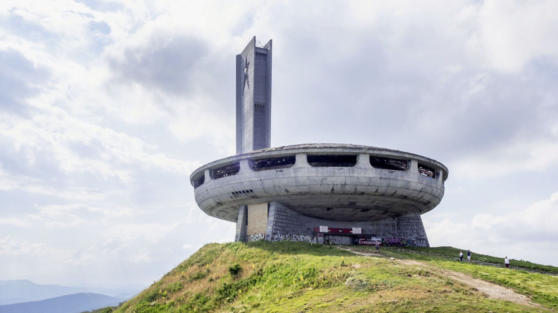 Ein Ufo aus der Vergangenheit? Das Busludscha-Monument wurde 1981 erstellt und zerfällt seit dem Fall des Eisernen Vorhangs zusehends.©Dimitry Anikin Busludscha-Denkmal