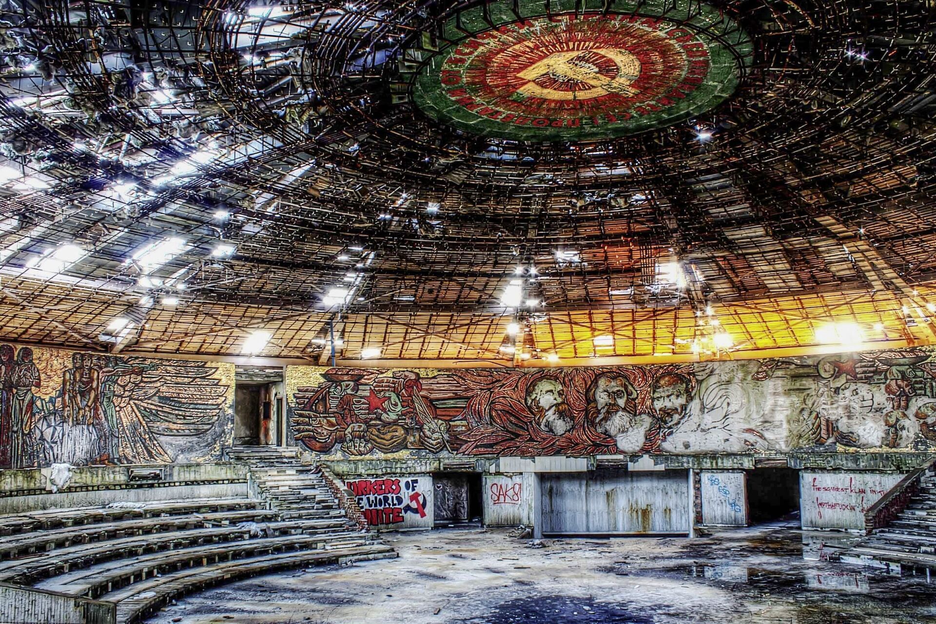 Die Kuppelhalle des Busludscha-Monuments erzählt ihre eigene Geschichte.©Darmon Richter Die Kuppelhalle des Busludscha-Monuments erzählt ihre eigene Geschichte.©Darmon Richter