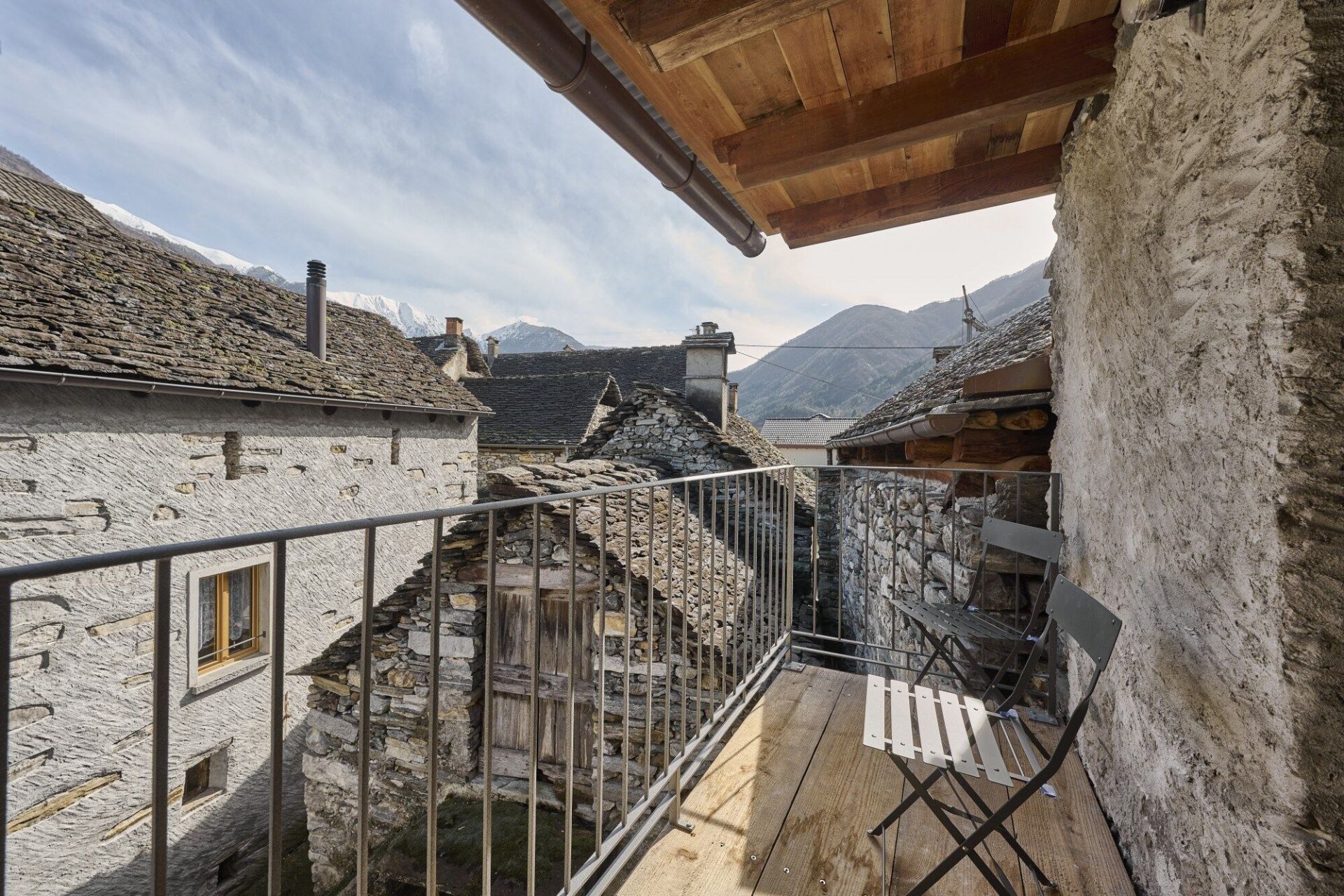 Blick vom Balkon vom oberen Stock in die dicht beieinander stehenden Häuser. | Gataric Fotografie / Stiftung Ferien im Baudenkmal Blick vom Balkon vom oberen Stock in die dicht beieinander stehenden Häuser. | Gataric Fotografie / Stiftung Ferien im Baudenkmal