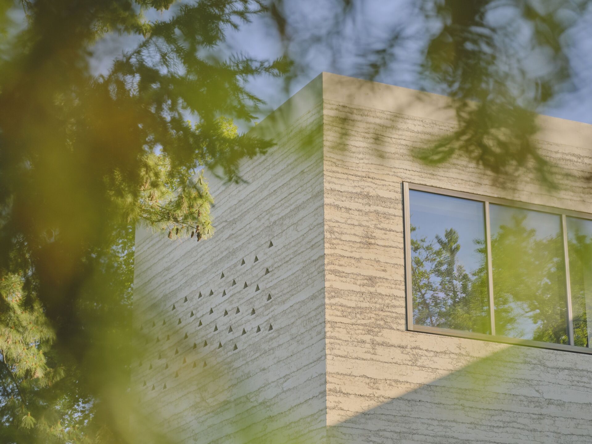 Die Stapflehmfassade der Erweiterung der Fondation Beyerle hat einen natürlichen Charakter. | Foto: Mark Niedermann Die Stapflehmfassade der Erweiterung der Fondation Beyerle hat einen natürlichen Charakter. | Foto: Mark Niedermann