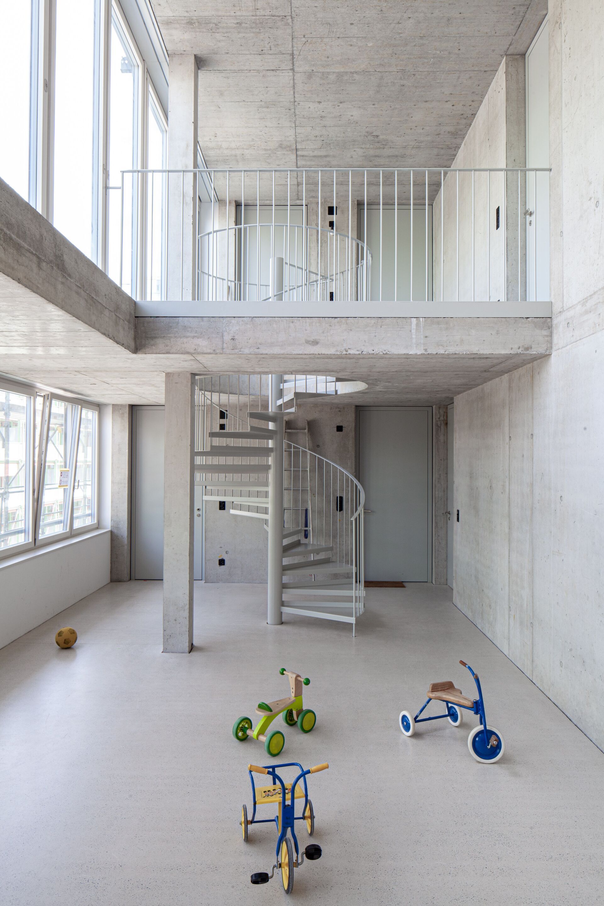 Un hall d’habitation à deux étages dessert les appartements du 3ème et du 4ème étage. Il sert principalement d’accès, mais est également un espace commun aux multiples usages. | Photo: Christian Kahl Un hall d’habitation à deux étages dessert les appartements du 3ème et du 4ème étage. Il sert principalement d’accès, mais est également un espace commun aux multiples usages. | Photo: Christian Kahl