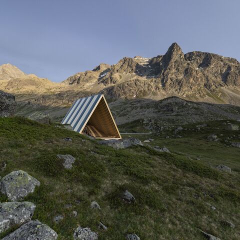 Urhütte, Zelt und Landschaftsbühne – eine Spielstätte für Hannibal auf dem Julierpass
