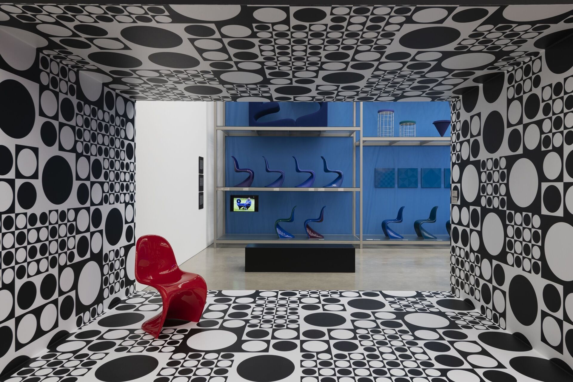 Der Panton Chair verbindet fliessende Form, Kunststoff und kräftige Farbe zu einem der bekanntesten Möbelentwürfe des 20. Jahrhunderts. Installationsansicht im Vitra Design Museum Design von Verner Panton © Verner Panton Design AG | Foto: Franz Wamhof © Vitra Design Museum Franz Wamhof © Verner Panton Design AG