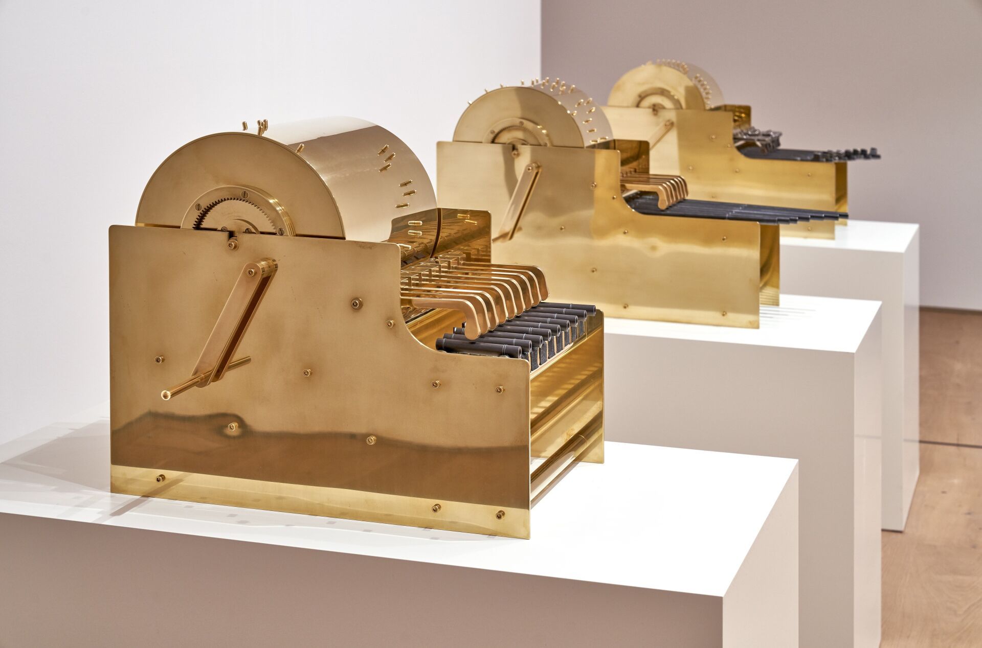 Pedro Reyes, Disarm Music Box (Glock/Mozart), Disarm Music Box (Beretta/Vivaldi), Disarm Music Box (Karabiner/Matter), 2020, Installationsansicht Museum Tinguely, (v.l.n.r.) Courtesy of the artist © 2020 Museum Tinguely, Basel; Foto: Daniel Spehr, für die Werke © Courtesy of the artist Pedro Reyes Disarm Music Box