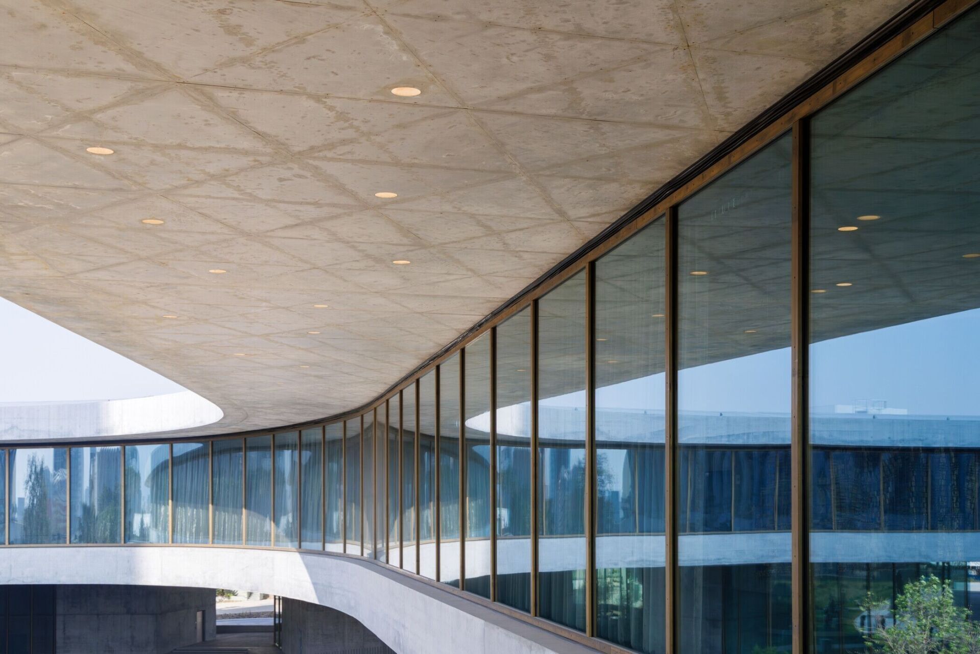 Die Museumsebene oszilliert zwischen introvertierten Kuben und offenen Raumlandschaften mit Ausblicken über Los Angeles. | Foto: Iwan Baan Die Museumsebene oszilliert zwischen introvertierten Kuben und offenen Raumlandschaften mit Ausblicken über Los Angeles. | Foto: Iwan Baan