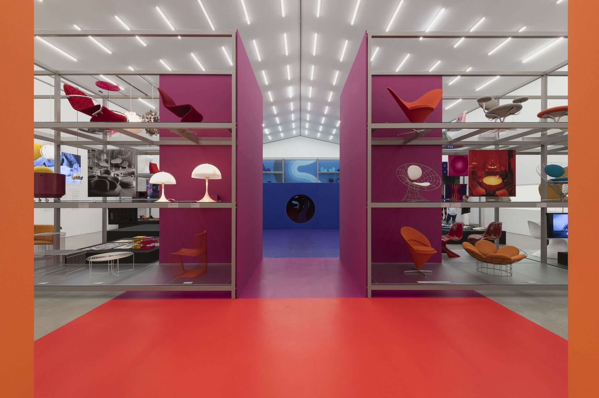 Die Regalstruktur versammelt Pantons Entwürfe aus unterschiedlichen Jahrzehnten und macht die Bandbreite seines Gestaltens sichtbar. Installationsansicht im Vitra Design Museum Design von Verner Panton © Verner Panton Design AG | Foto: Franz Wamhof © Vitra Design Museum Franz Wamhof © Verner Panton Design AG