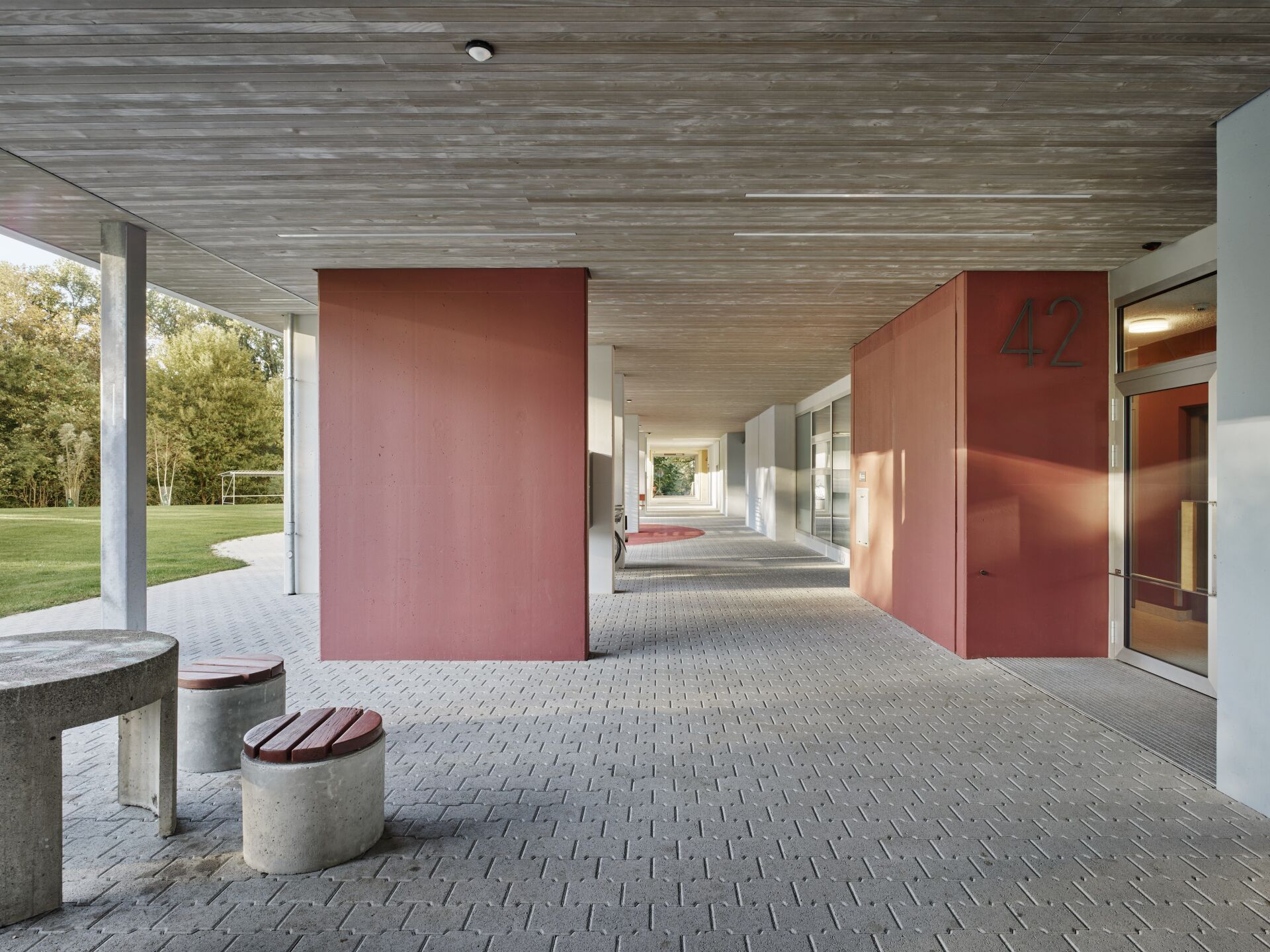 Die Erdgeschosse haben gebäudelange Arkaden. Sie bieten Schutz vor der Witterung und sind Treffpunkte für die Bewohner*innen. | Foto: Karin Gauch, Fabien Schwartz Façade 