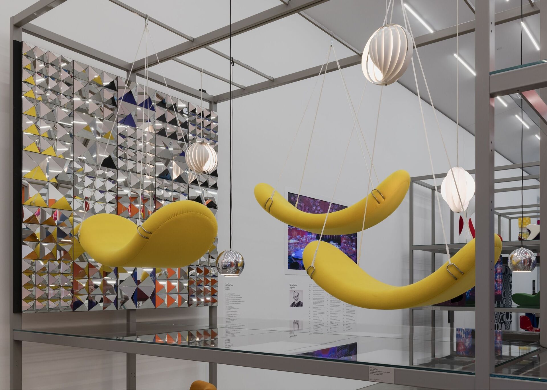 Hängeschaukeln für die Wohnlandschaft: Verner Panton entwickelte die gepolsterten, höhenverstellbaren Sitzobjekte 1967/68 für seine Ausstellung Visiona 0. An Seilen abgehängt, verbinden sie Möbeldesign, Bewegung und Rauminszenierung. Installationsansicht im Vitra Design Museum Design von Verner Panton © Verner Panton Design AG | Foto: Franz Wamhof © Vitra Design Museum Franz Wamhof © Verner Panton Design AG