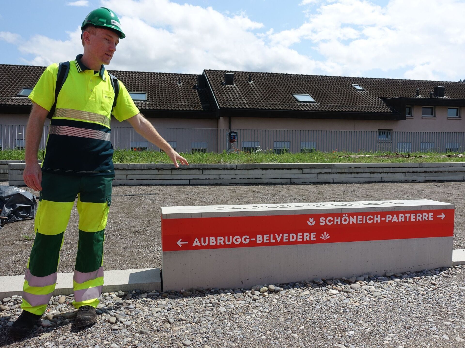 Silvan Durscher, Projektleiter Grün Stadt Zürich, erklärt die Signaletik. | Foto: Bau-Auslese, Manuel Pestalozzi* Silvan Durscher, Projektleiter Grün Stadt Zürich, erklärt die Signaletik. | Foto: Bau-Auslese, Manuel Pestalozzi*