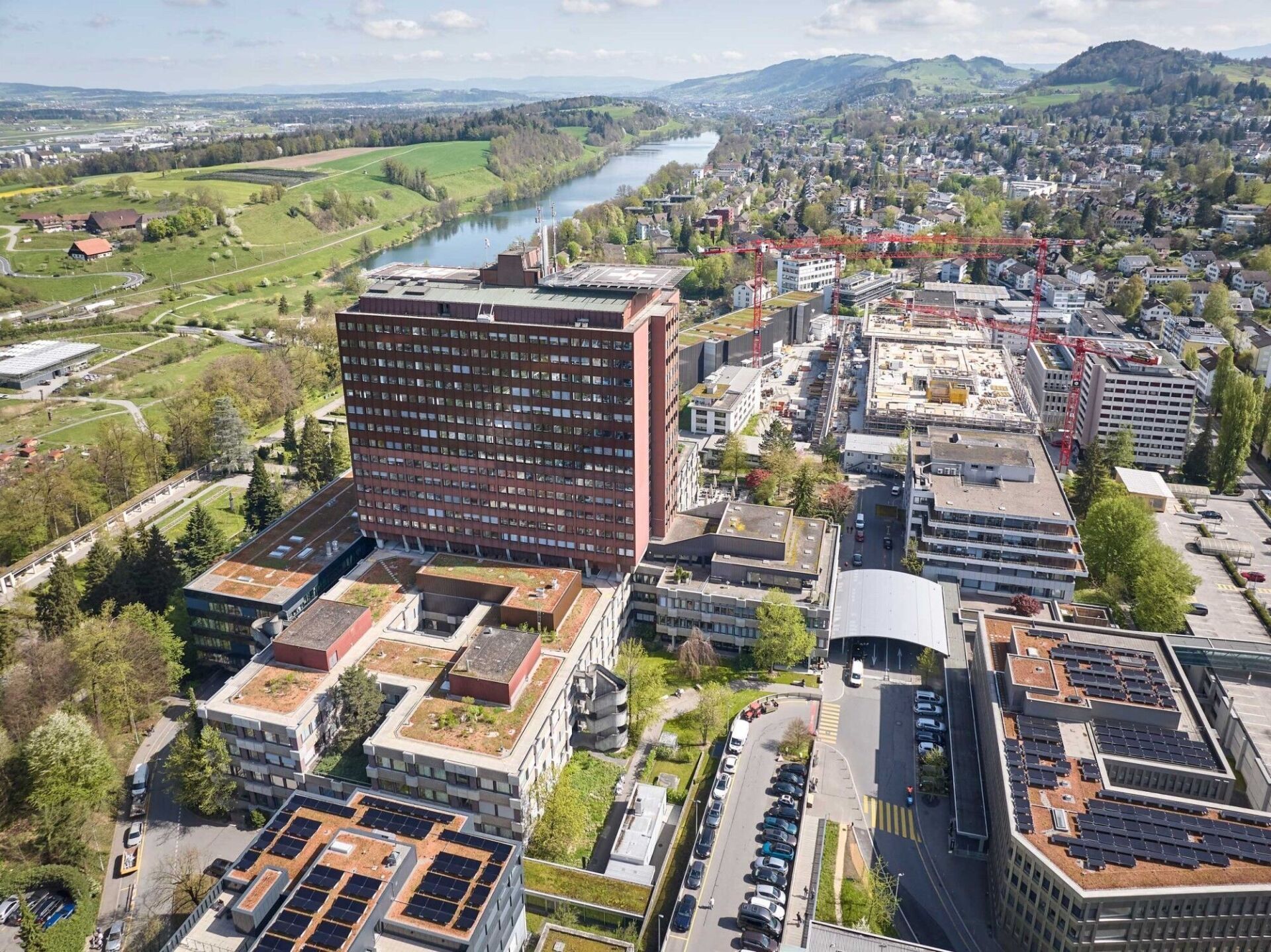 Luftbild des Areals des Luzerner Kantonsspitals mit dem «Schoggiturm» | Foto: LUKS Luftbild des Areals des Luzerner Kantonsspitals mit dem «Schoggiturm» | Foto: LUKS