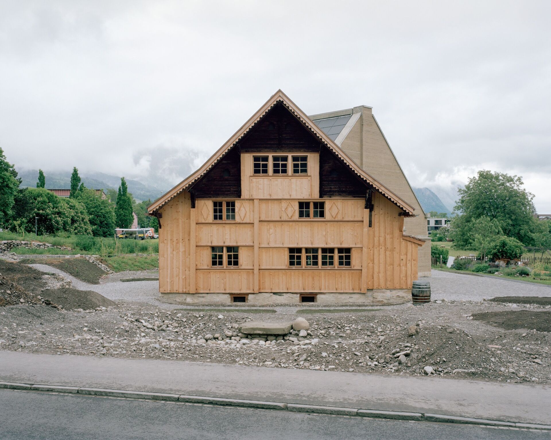 Das Gässlihaus wurde zwar baulich ertüchtigt, zugleich jedoch nur das Nötigste gemacht. Auf das Hinzufügen einer Dämmung (abgesehen von Schafwolle in einigen Ritzen) und fliessendes Wasser wurde verzichtet. Die Fassaden waren so stark verwittert, dass sie fast vollständig rekonstruiert werden mussten. | Foto: Rory Gardiner Das Gässlihaus wurde zwar baulich ertüchtigt, zugleich jedoch nur das Nötigste gemacht. Auf das Hinzufügen einer Dämmung (abgesehen von Schafwolle in einigen Ritzen) und fliessendes Wasser wurde verzichtet. Die Fassaden waren so stark verwittert, dass sie fast vollständig rekonstruiert werden mussten. | Foto: Rory Gardiner