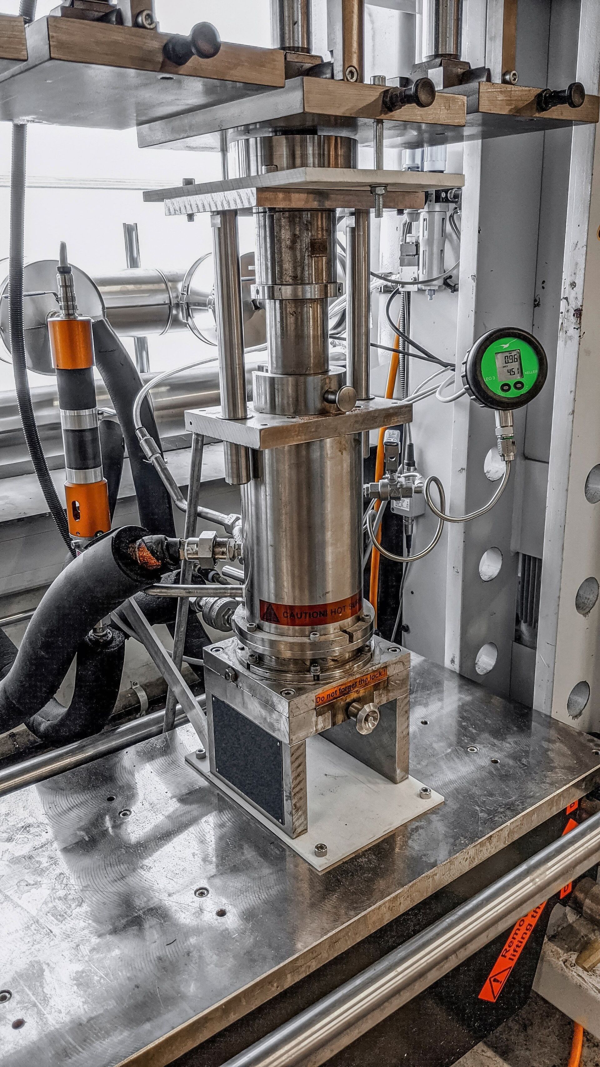 Mit dieser neuen Maschine können Holzfeuchtigkeit, Dampf, Temperatur und Druck gesteuert werden. Maschine