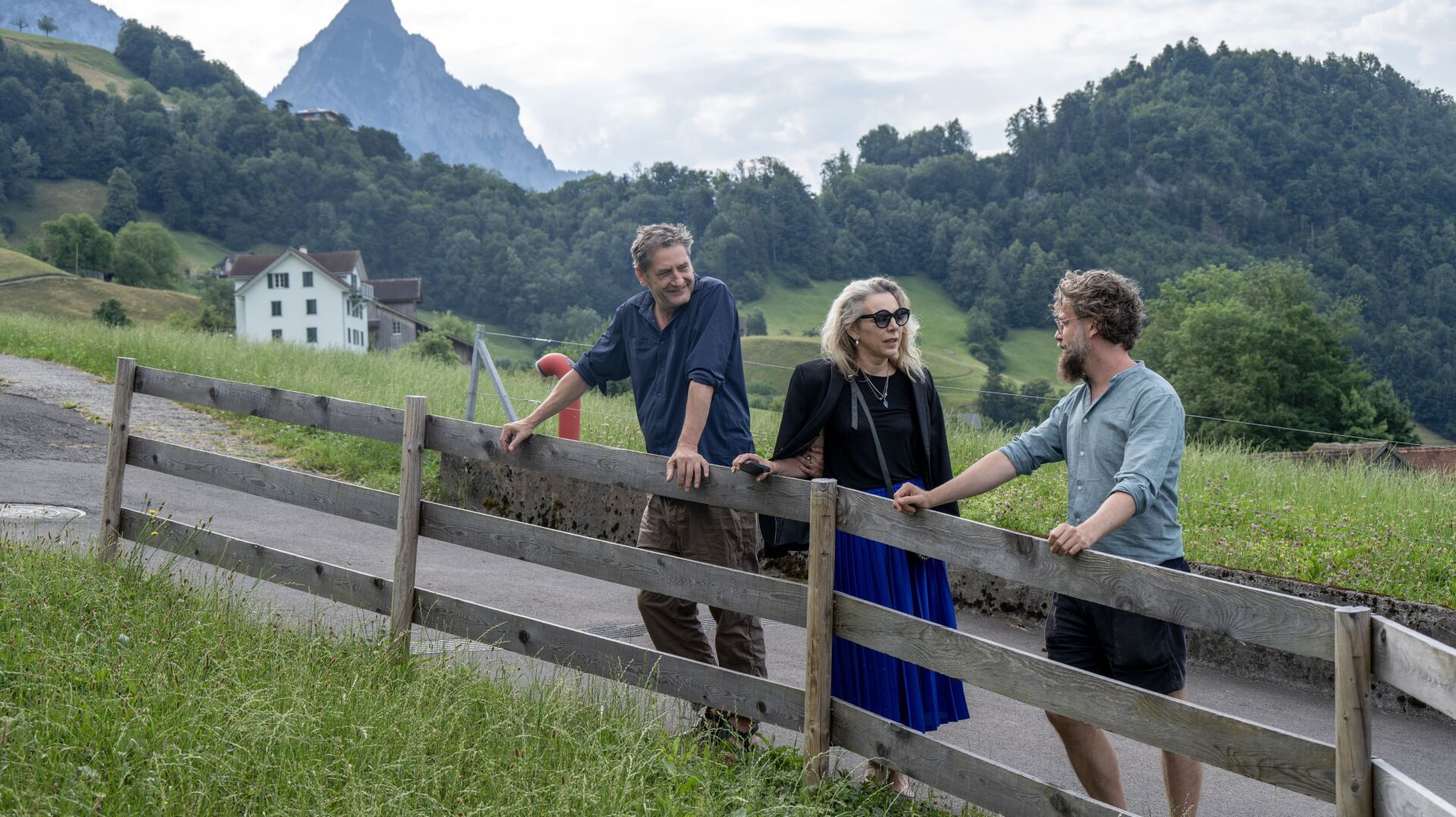 Im Rahmen der Juryreise erläuterten die jeweiligen Architekt*innen ihre Projekte. Lukas Baumann eröffnete den zweiten Tag mit einer Führung durch das instandgesetzte Haus Halse in Steinen. | Foto: Jørg Himmelreich Im Rahmen der Juryreise erläuterten die jeweiligen Architekt*innen ihre Projekte. Lukas Baumann eröffnete den zweiten Tag mit einer Führung durch das instandgesetzte Haus Halse in Steinen. | Foto: Jørg Himmelreich