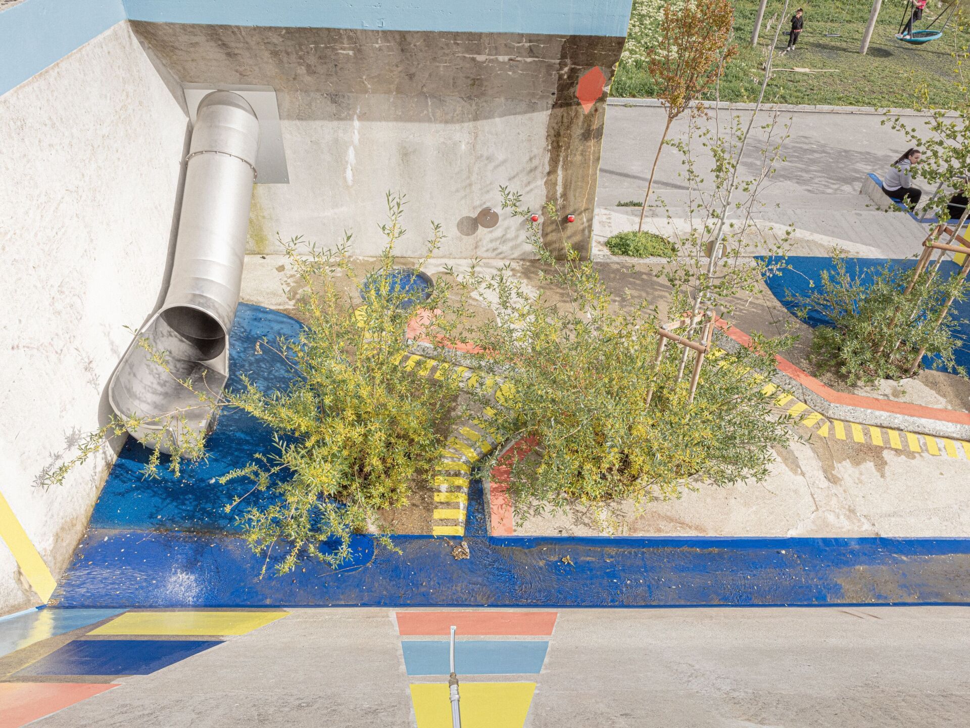 Das Wasser wird durch farbige Kanäle gelenkt, welche die Becken, Brunnen und Pflanzflächen miteinander verbinden. | Foto: Baptiste Coulon Das Wasser wird durch farbige Kanäle gelenkt, welche die Becken, Brunnen und Pflanzflächen miteinander verbinden. | Foto: Baptiste Coulon