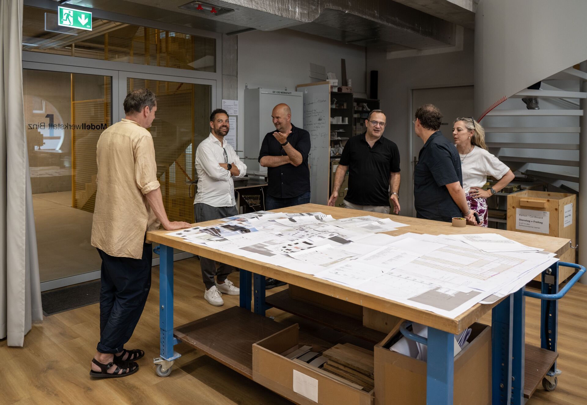 Daniel Niggli zeigte das Büro- und Gewerbehaus Binzstrasse in Zürich, in dem EM2N seit der Fertigstellung ihr Büro betreiben. | Foto: Jørg Himmelreich Daniel Niggli zeigte das Büro- und Gewerbehaus Binzstrasse in Zürich, in dem EM2N seit der Fertigstellung ihr Büro betreiben. | Foto: Jørg Himmelreich