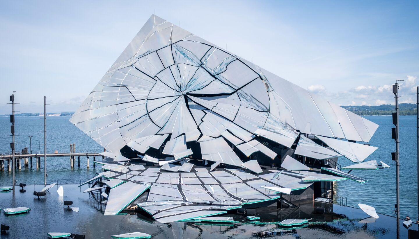 Wenn Bühnenbilder zu Architektur werden – La traviata in Bregenz