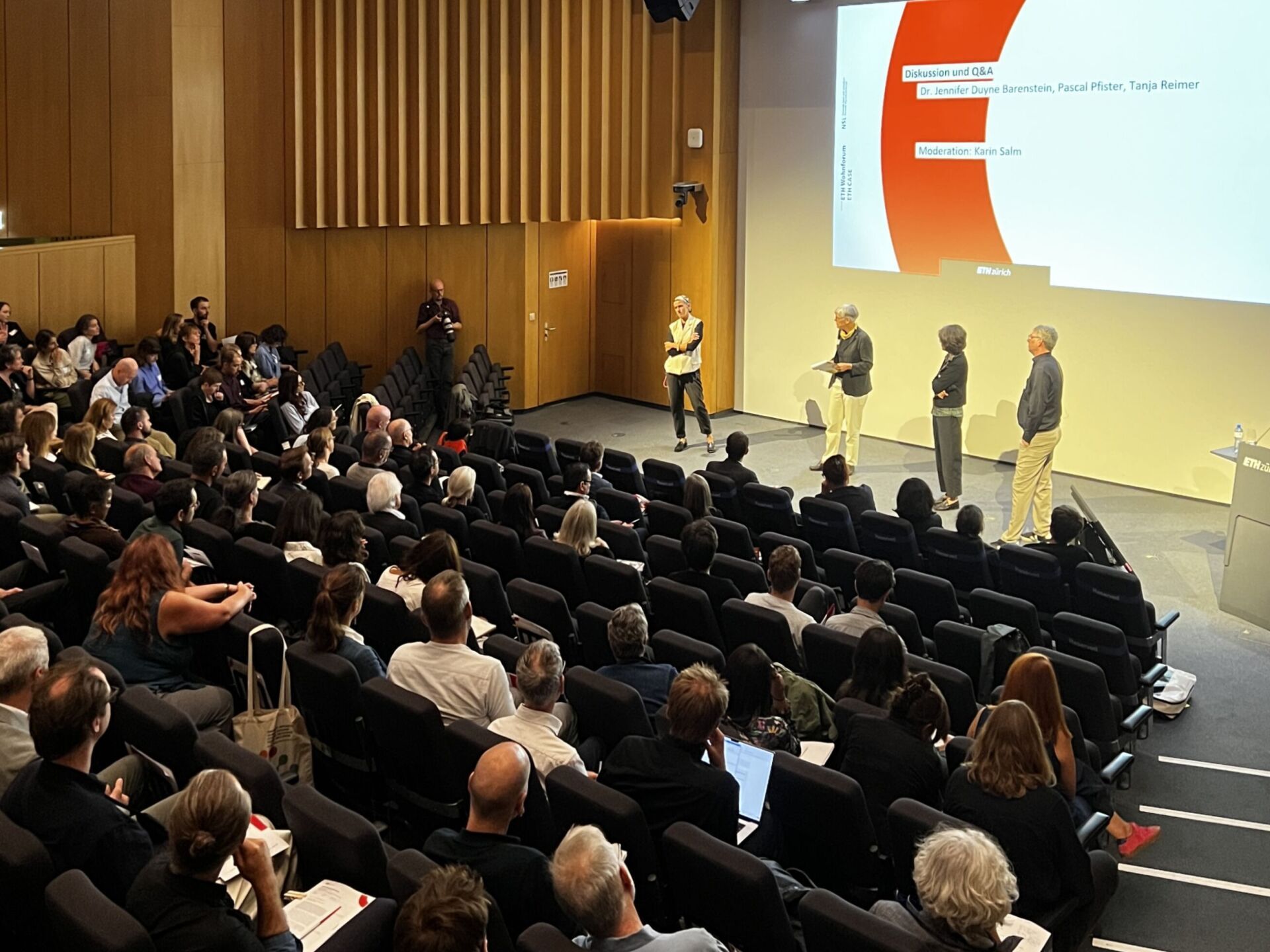 Auditorium Maximum bien rempli: le Forum ETH sur le logement rassemble chaque année des experts de la recherche, de la planification, de l'administration, de la politique et de l'immobilier. En 2026, le conflit d'objectifs entre la protection du climat et le logement abordable était au centre des discussions. | Photo: Nina Farhumand Nina Farhumand