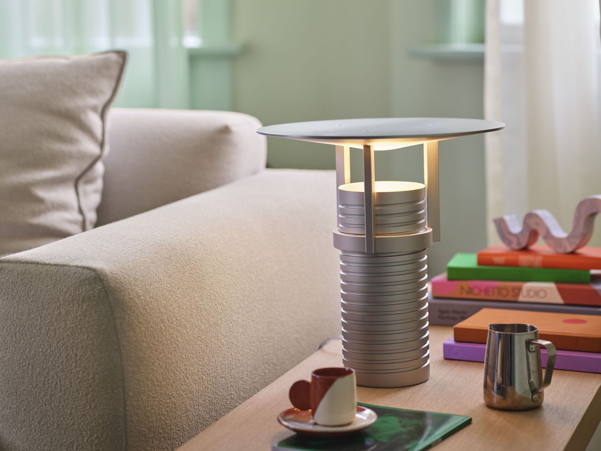 La «Set Lamp» se présente comme un mélange de design industriel et de design sculptural. | Photo © Muuto