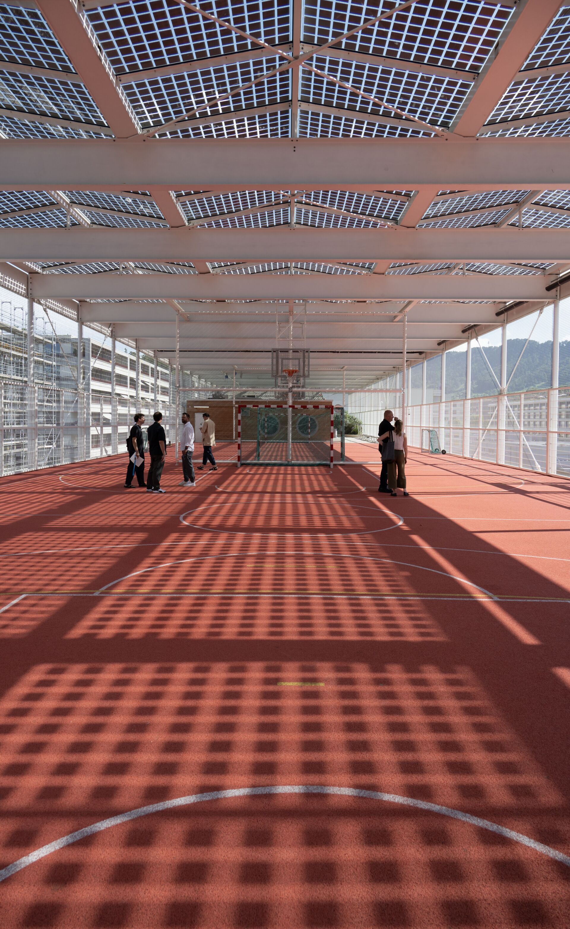 Reto Gasser führte durch das Schulhaus Allmend in Zürich. | Foto: Jørg Himmelreich Reto Gasser führte durch das Schulhaus Allmend in Zürich. | Foto: Jørg Himmelreich