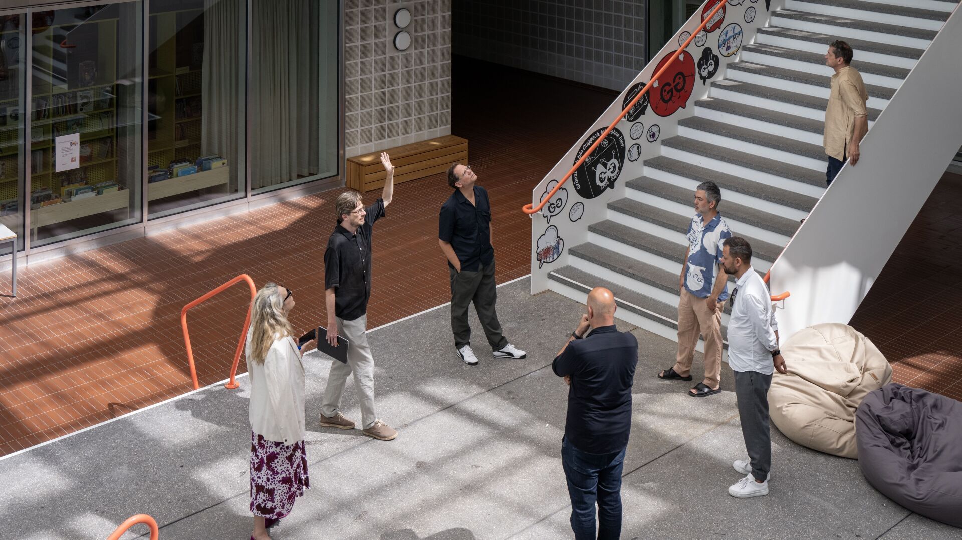 Christian Weyell und Kai Zipse machten anschaulich, wie der Park in das Schulgebäude Guggach in Zürich hineinfliesst. | Foto: Jørg Himmelreich Christian Weyell und Kai Zipse machten anschaulich, wie der Park in das Schulgebäude Guggach in Zürich hineinfliesst. | Foto: Jørg Himmelreich