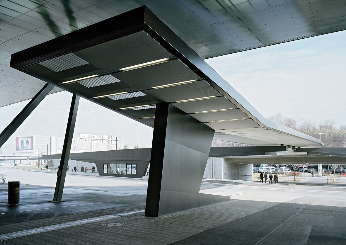 Die Perrondächer am Flughafen Zürich übersetzen die Anforderungen eines stark frequentierten Verkehrsorts in eine präzise, weit ausgreifende Tragstruktur, die Schutz, Orientierung und räumliche Offenheit verbindet. | Foto: Kuster Frey Kuster Frey