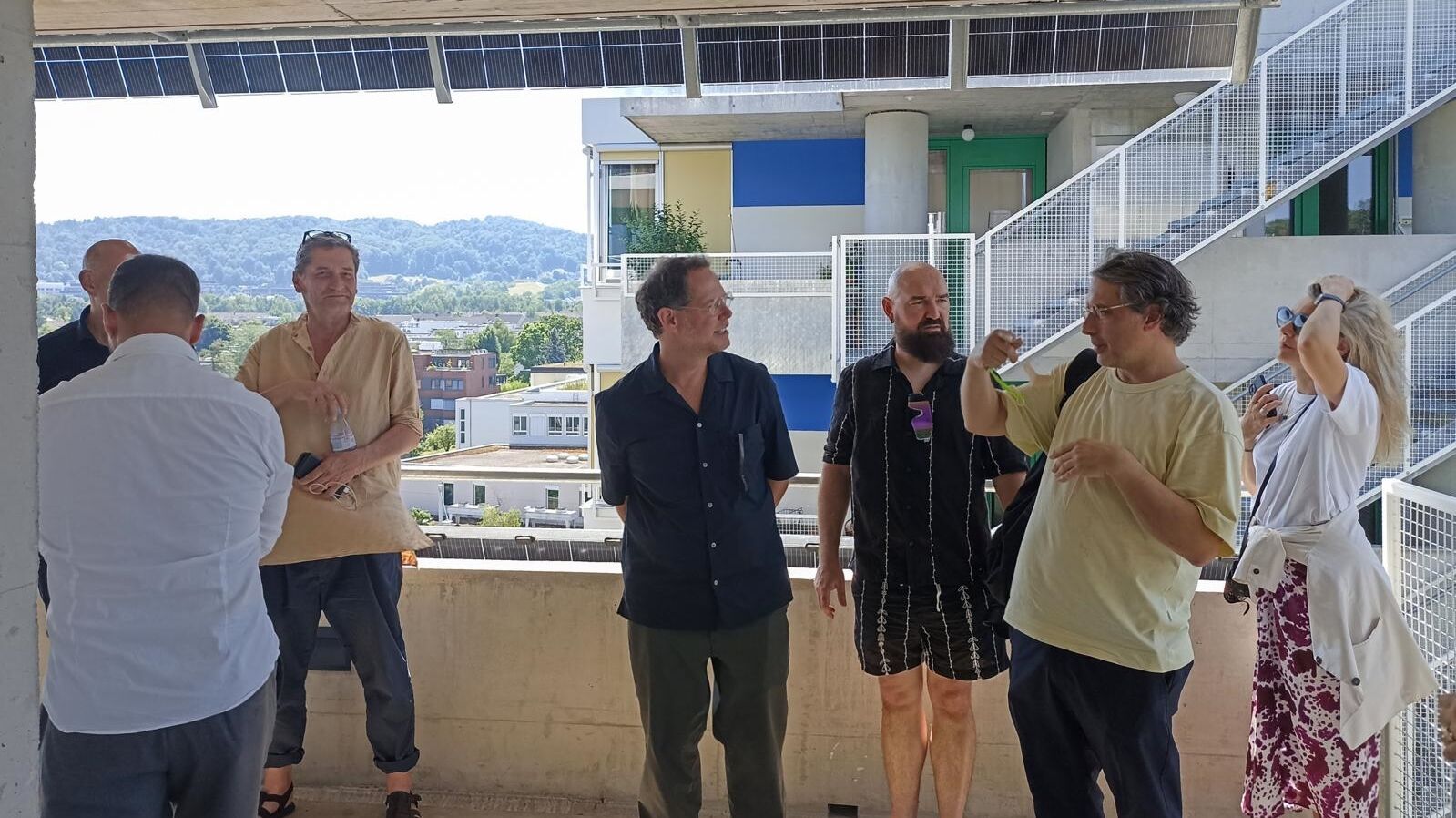 Pablo Donet von DOSCRE führte durch die vielfältigen Wohnungen in der Wohn- und Gewerbesiedlung Guggach in Zürich. | Foto: Jørg Himmelreich Pablo Donet von DOSCRE führte durch die vielfältigen Wohnungen in der Wohn- und Gewerbesiedlung Guggach in Zürich. | Foto: Jørg Himmelreich