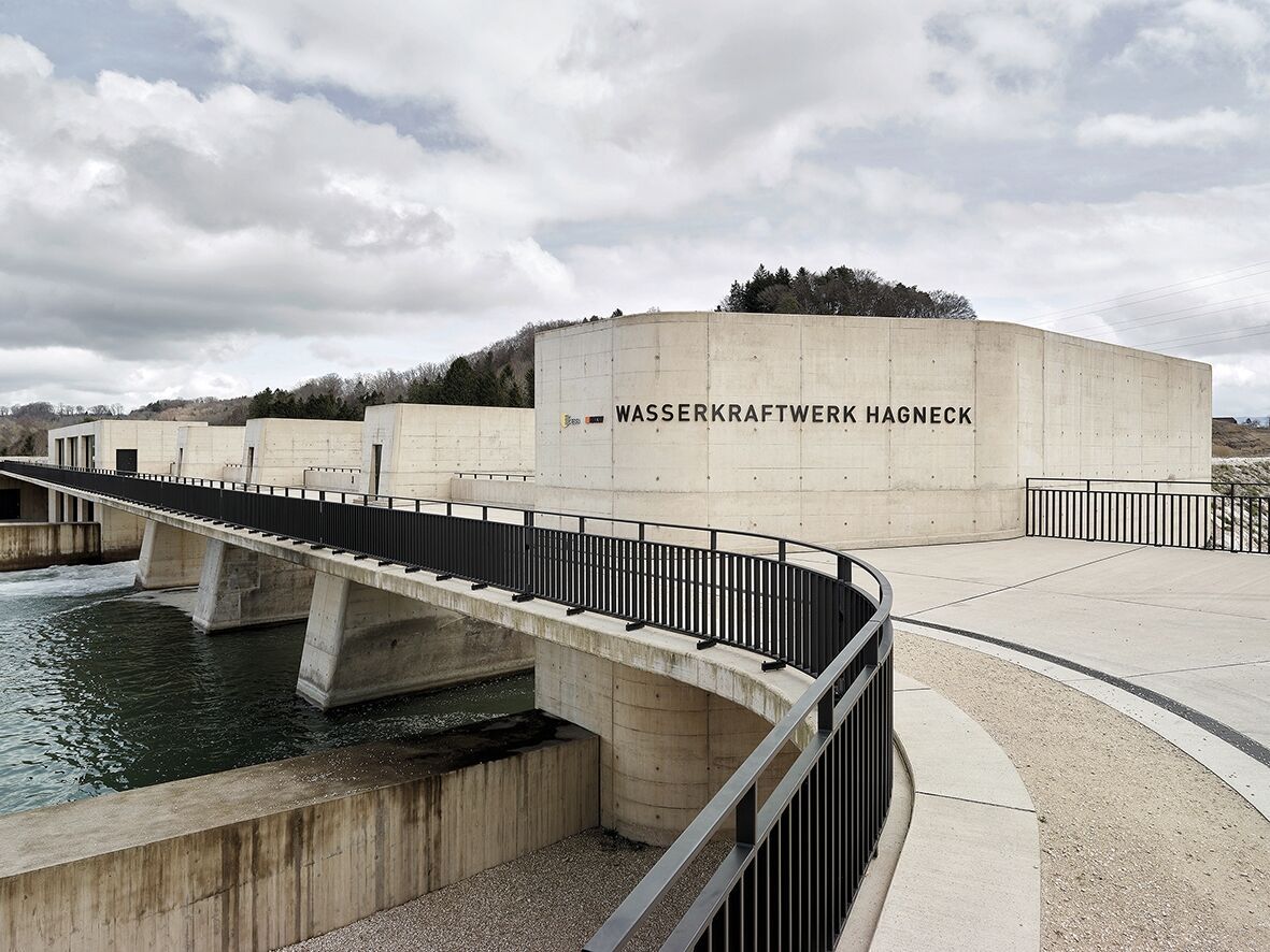 Das Wasserkraftwerk Hagneck verbindet technische Infrastruktur, massive Betonarchitektur und die Landschaft am Bielersee zu einem sorgfältig gefügten Ensemble. | Foto: Kuster Frey Kuster Frey