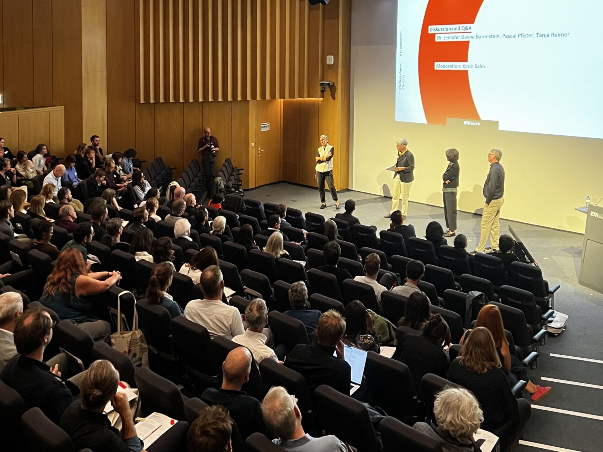 Gut besetztes Auditorium Maximum: Das ETH Forum Wohnungsbau versammelt jährlich Fachleute aus Forschung, Planung, Verwaltung, Politik und Immobilienwirtschaft. 2026 stand der Zielkonflikt zwischen Klimaschutz und bezahlbarem Wohnraum im Zentrum. | Foto: Nina Farhumand Nina Farhumand