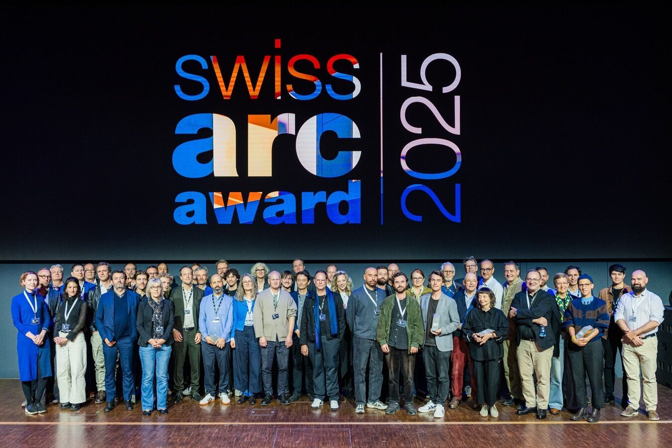 Alle Gewinner*innen, Juror*innen, Sponsoren und die Redaktion beim Abschlussbild auf der Bühne | Foto: Adam Bruckstein Alle Gewinner*innen, Juror*innen, Sponsoren und die Redaktion beim Abschlussbild auf der Bühne | Foto: Adam Bruckstein