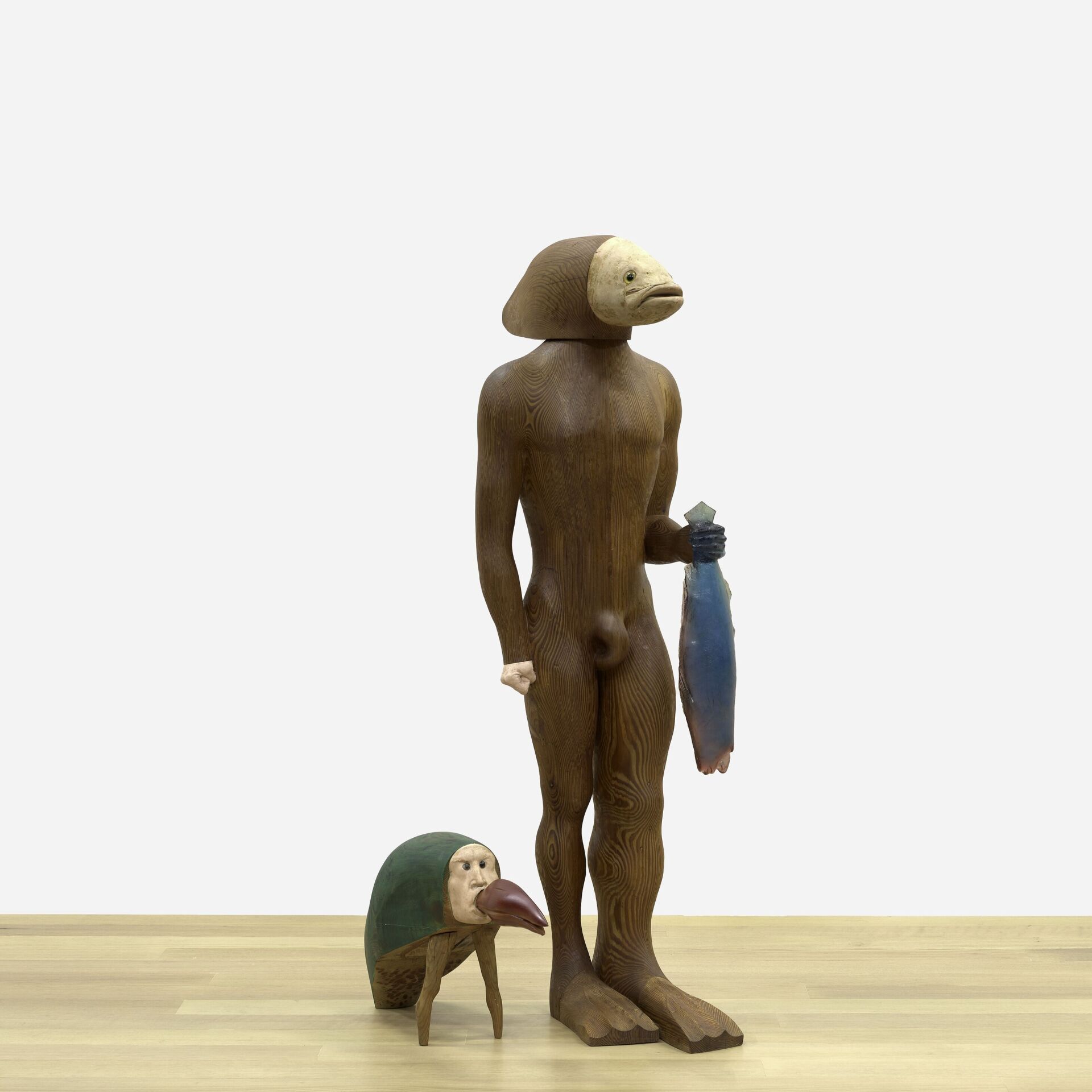 In The Fishman verbindet Marisol den menschlichen Körper mit der Unterwasserwelt. Die Figur aus Holz, Gips und Acrylfarbe wirkt auf den ersten Blick wie ein spielerisches Mischwesen, zugleich irritiert ihre starre Haltung. Der Fisch wird zum Teil des Körpers und löst die Grenze zwischen Mensch und Tier auf. Auch hier verbindet Marisol eine kindlich anmutende Bildidee mit präziser handwerklicher Ausführung. Marisol, The Fishman, 1973. Buffalo AKG Art Museum | Foto: Brenda Bieger © Estate of Marisol / 2026, ProLitteris, Zurich oto: Brenda Bieger © Estate of Marisol / 2026, ProLitteris, Zurich
