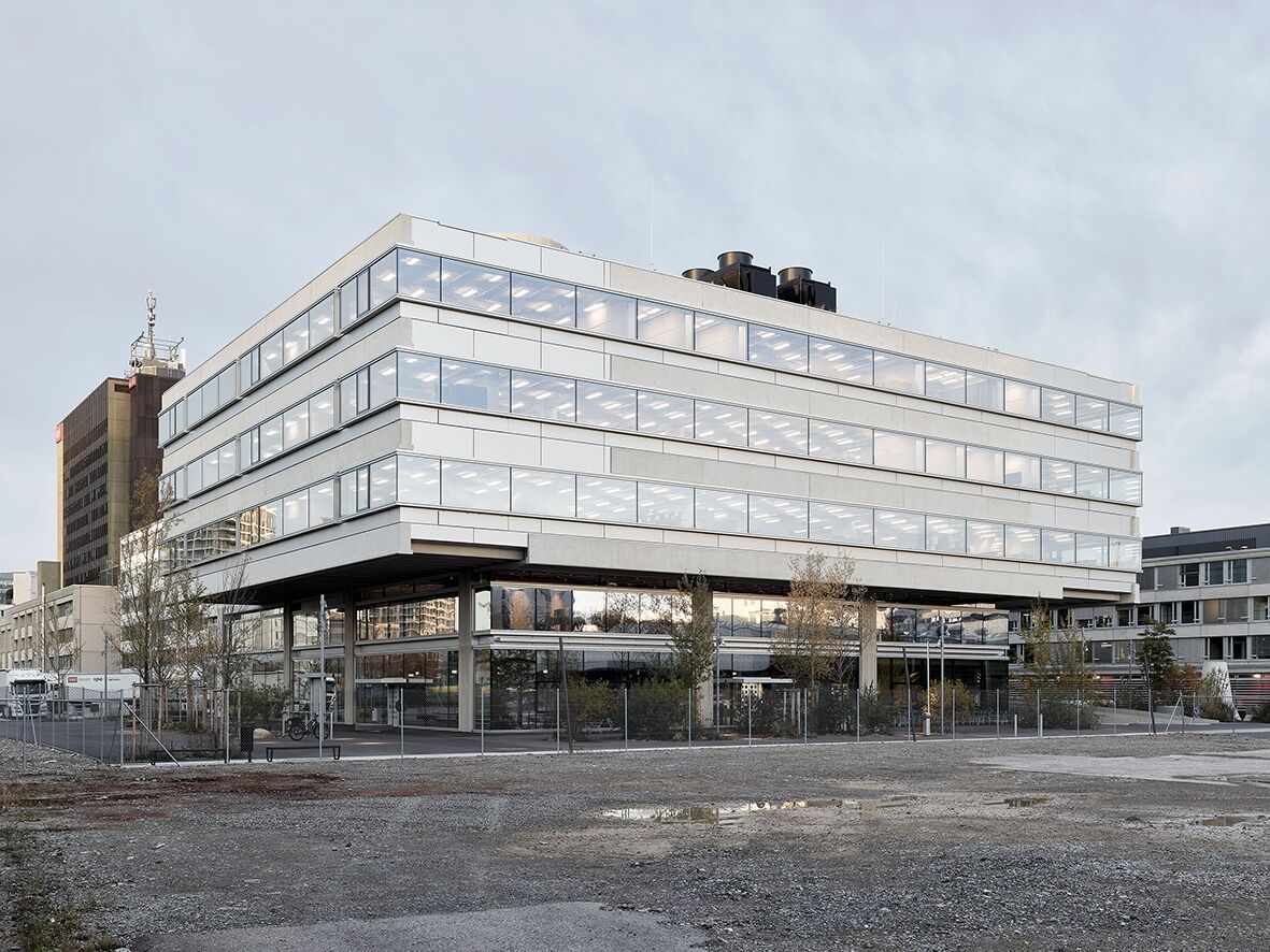 Der Campus SRF Zürich organisiert ein komplexes Medienprogramm über eine klar gegliederte Tragstruktur, deren Raster, Aufständerung und offene Erdgeschosszone zugleich Nutzung, Erschliessung und Erscheinung des Gebäudes prägen.| Foto: Kuster Frey Kuster Frey