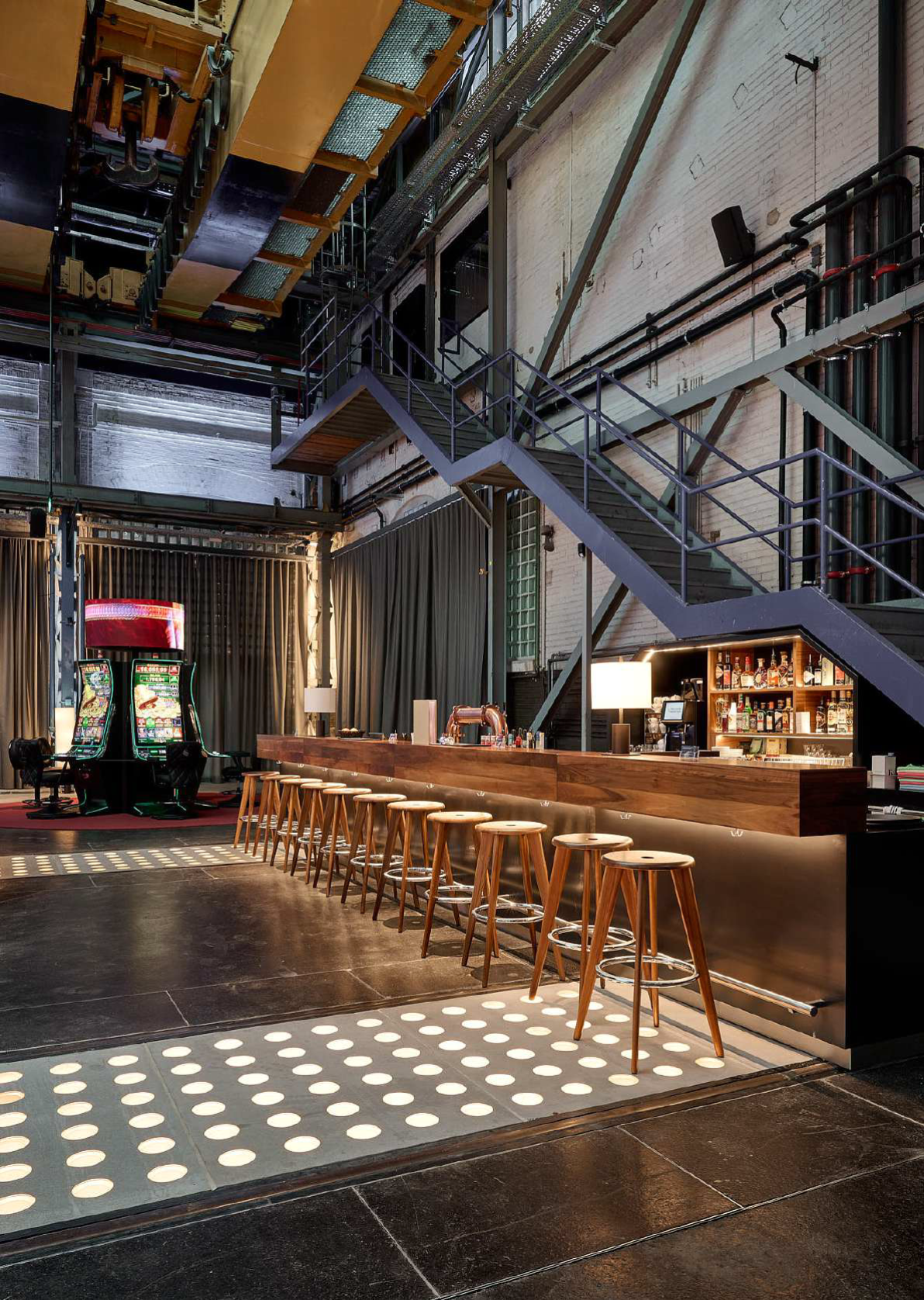 Am hinteren Ende der Halle gibt es eine weitere Bar. | Foto: Zeljko Gataric Am hinteren Ende der Halle gibt es eine weitere Bar. | Foto: Zeljko Gataric