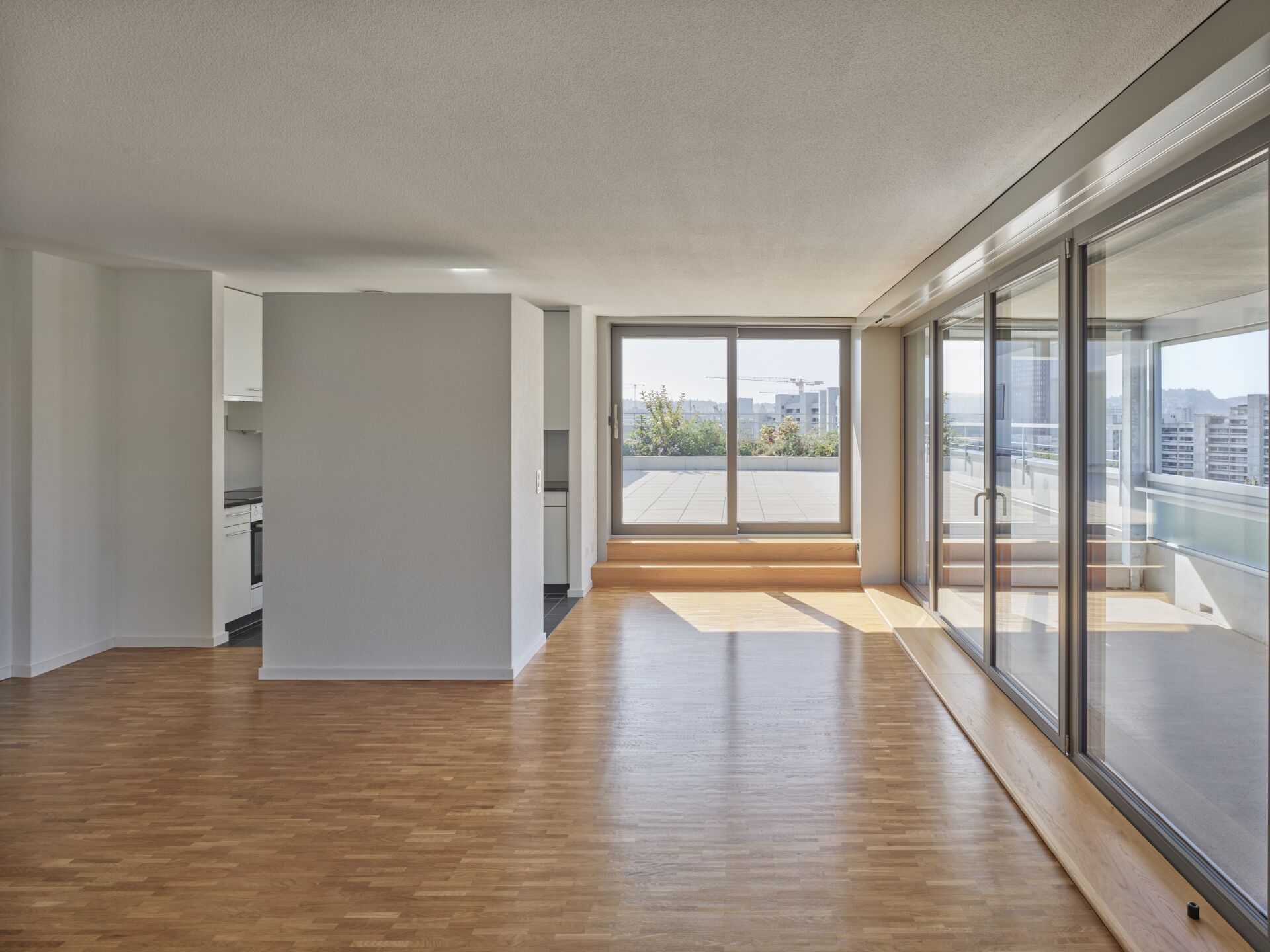 Die Grundrisse der Attikawohnungen wurden verändert und teilweise auf Kosten der Terrassenflächen vergrössert. | Foto: Karin Gauch, Fabien Schwartz Coupe 