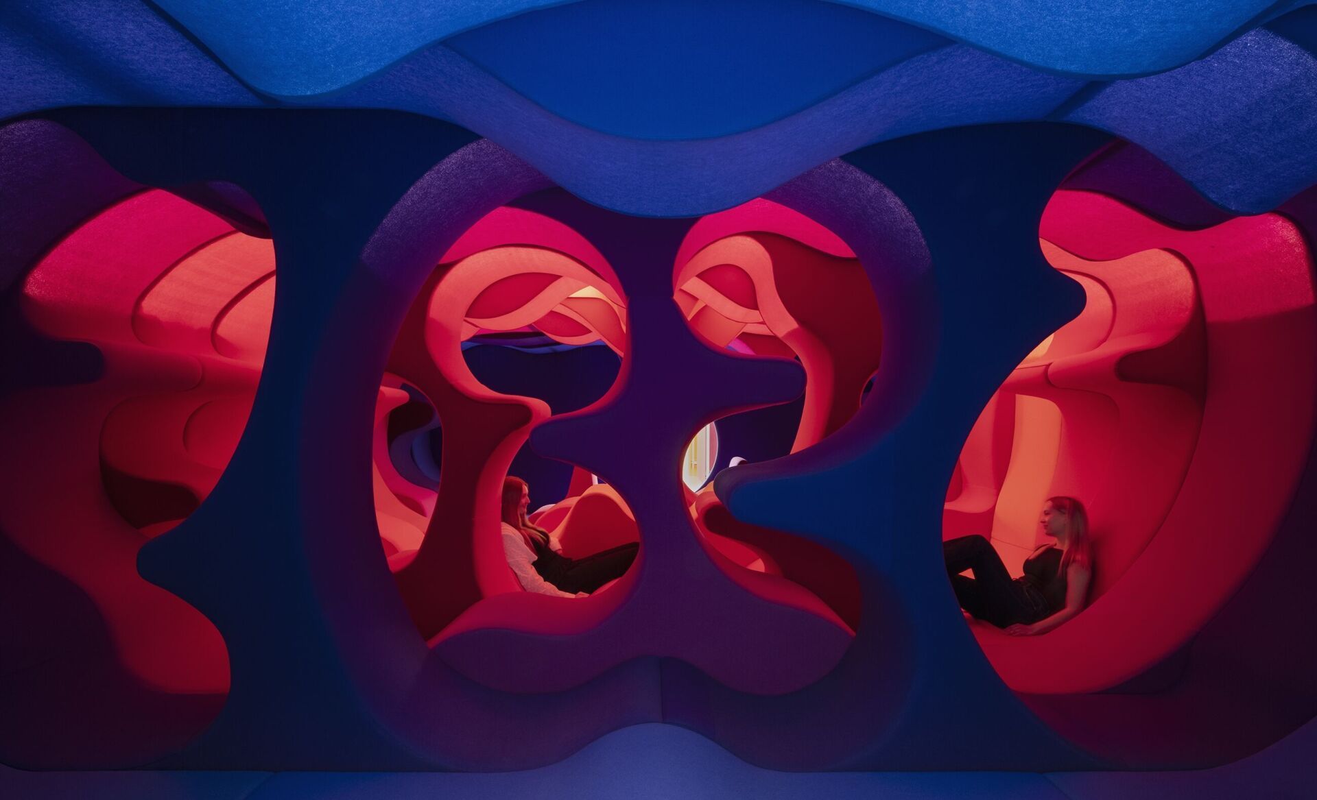 Verner Pantons „Fantasy Landscape: Die begehbare Rekonstruktion seiner legendären Visiona II-Installation von 1970 übersetzt Wohnen in eine organische, farbintensive Raumlandschaft. Installationsansicht im Vitra Design Museum Design von Verner Panton © Verner Panton Design AG | Foto: Franz Wamhof © Vitra Design Museum Franz Wamhof © Verner Panton Design AG