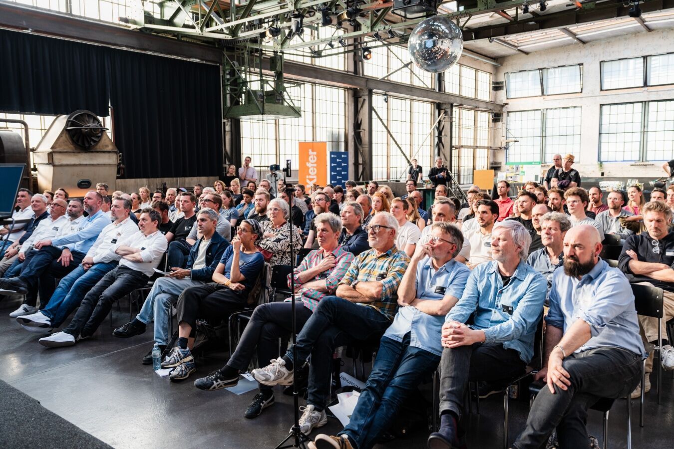 Der Saal der Halle 7 in Basel war voll besetzt. | Foto: villigerfilm / Adam Bruckstein Photography Der Saal der Halle 7 in Basel war voll besetzt. | Foto: villigerfilm / Adam Bruckstein Photography