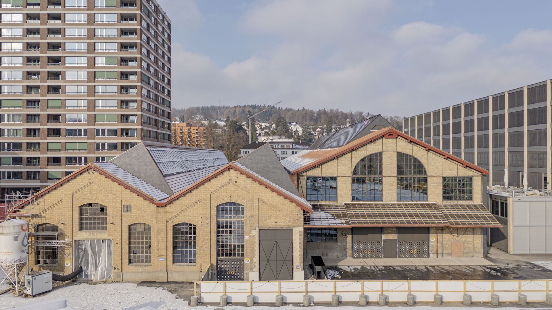 Die Ziegelfassaden der ehemaligen SLM-Hallen wurden mit Respekt vor dem Bestand behandelt. | Foto: René und Dimitri Dürr Die Ziegelfassaden der ehemaligen SLM-Hallen wurden mit Respekt vor dem Bestand behandelt. | Foto: René und Dimitri Dürr