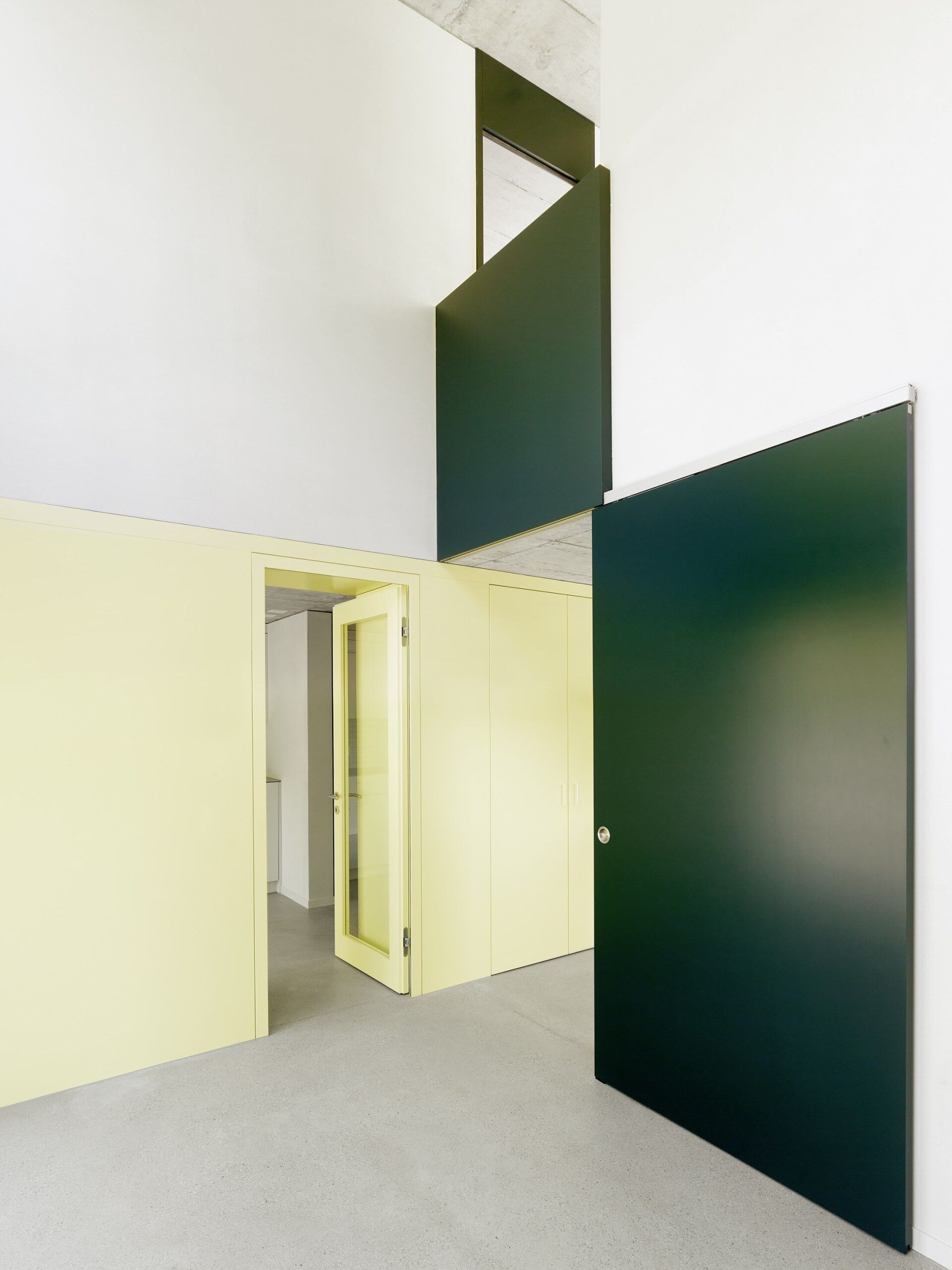 La «Haus am Hang» est une maison de trois étages construite en 2022 par Camponovo Baumgartner. À l'intérieur, un code couleur à été utilisé. Les élements horizontaux sont représentés en jaune, alors que les verticaux sont en vert. | ©Peter Tillessen La «Haus am Hang» est une maison de trois étages construite en 2022 par Camponovo Baumgartner. À l'intérieur, un code couleur à été utilisé. Les élements horizontaux sont représentés en jaune, alors que les verticaux sont en vert. | ©Peter Tillessen
