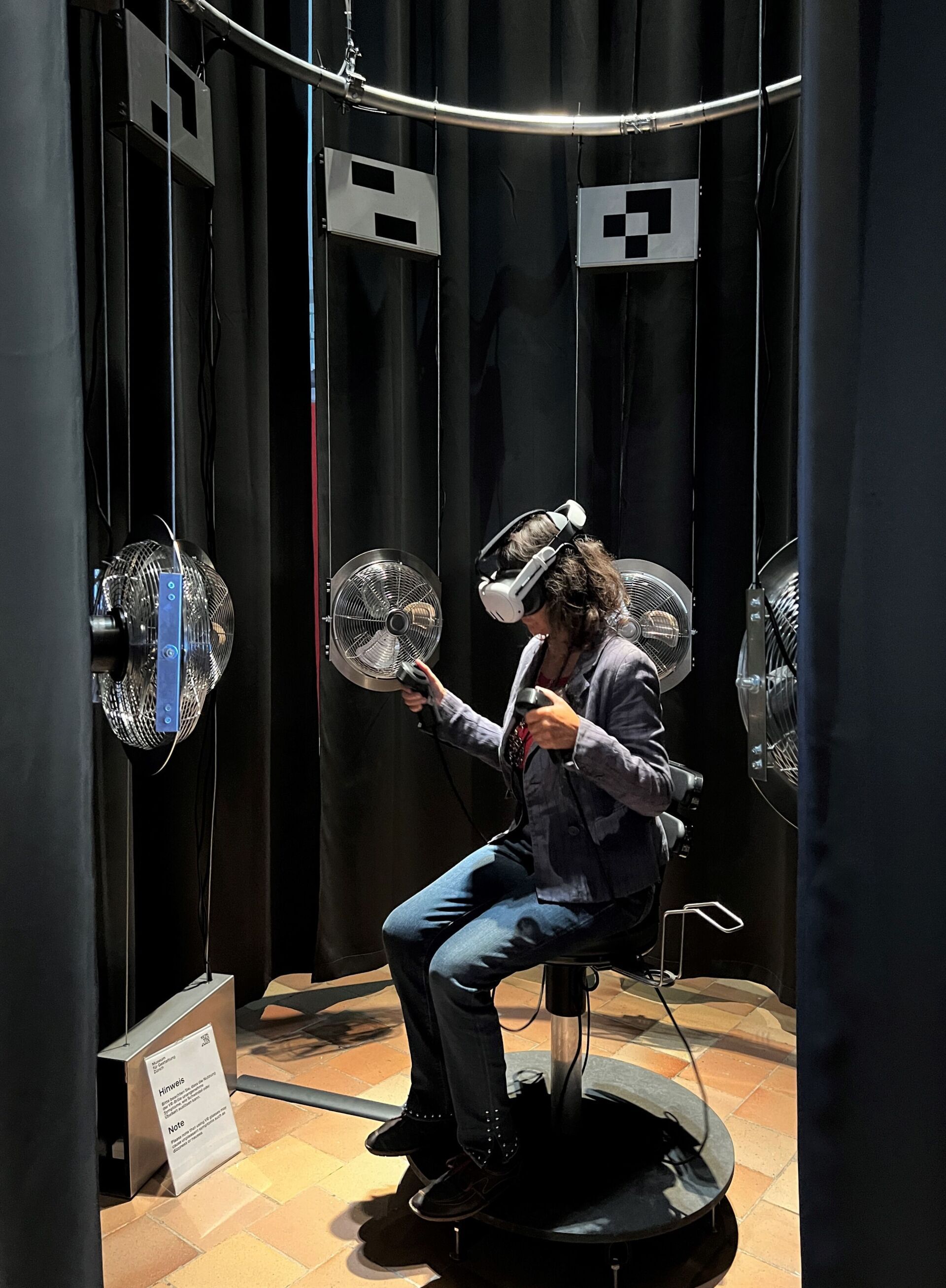Découvrir le monde comme une araignée: dans l’installation VR multisensorielle «Être araignée» (2025), le vent, les vibrations et la vision simulent l’univers sensoriel d’une araignée Tetragnatha extensa en chasse nocturne.| Photo: Nina Farhumand Nina Farhumand