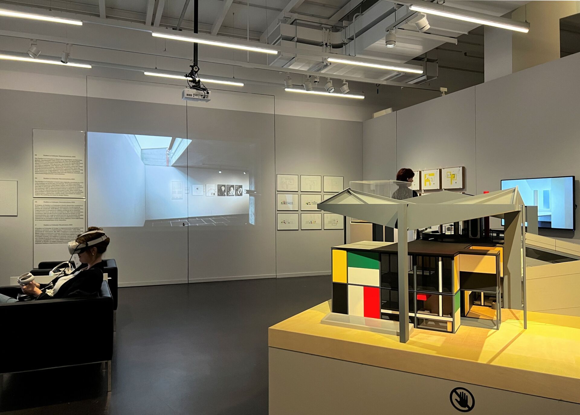 Dans une expérience de réalité virtuelle, les visiteur·ses parcourent la version en béton reconstruite numériquement du pavillon Le Corbusier.| Photo: Nina Farhumand Nina Farhumand
