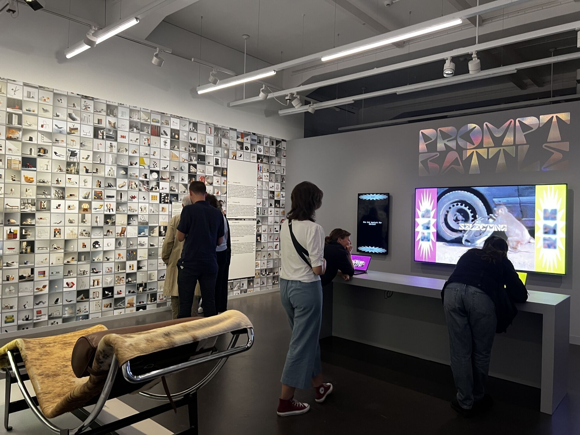 Lors du «Prompt Battle» dans «AI Imagine» (2025), l’intelligence artificielle génère à la demande des variantes surprenantes d’objets emblématiques. | Photo: Nina Farhumand Nina Farhumand