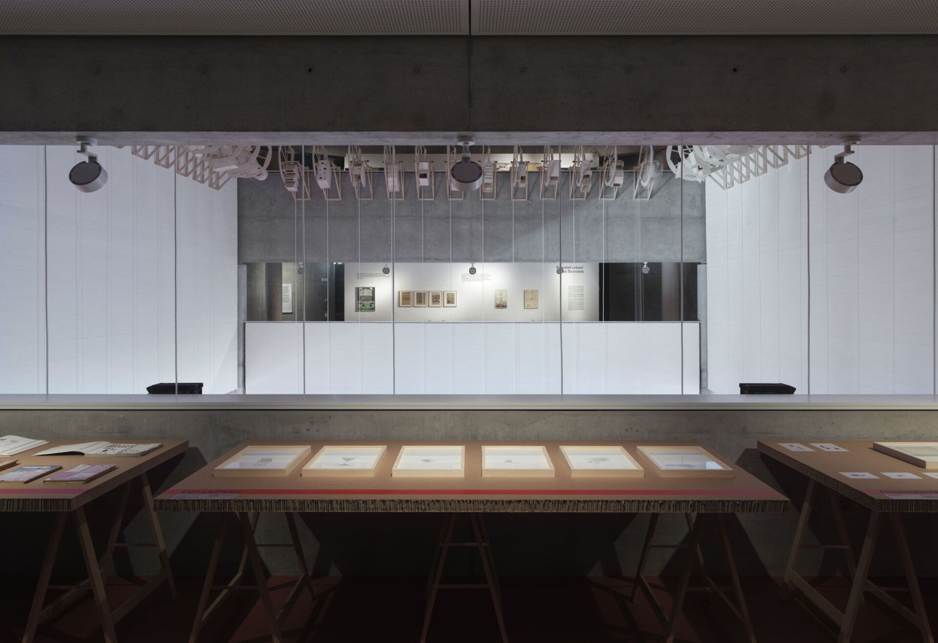 Die Ausstellung rückt historische und zeitgenössische Zeichnungen ins Zentrum, die Architektur über Ironie, Verzerrung und Überzeichnung befragen. | Foto: Enrico Cano Enrico Cano