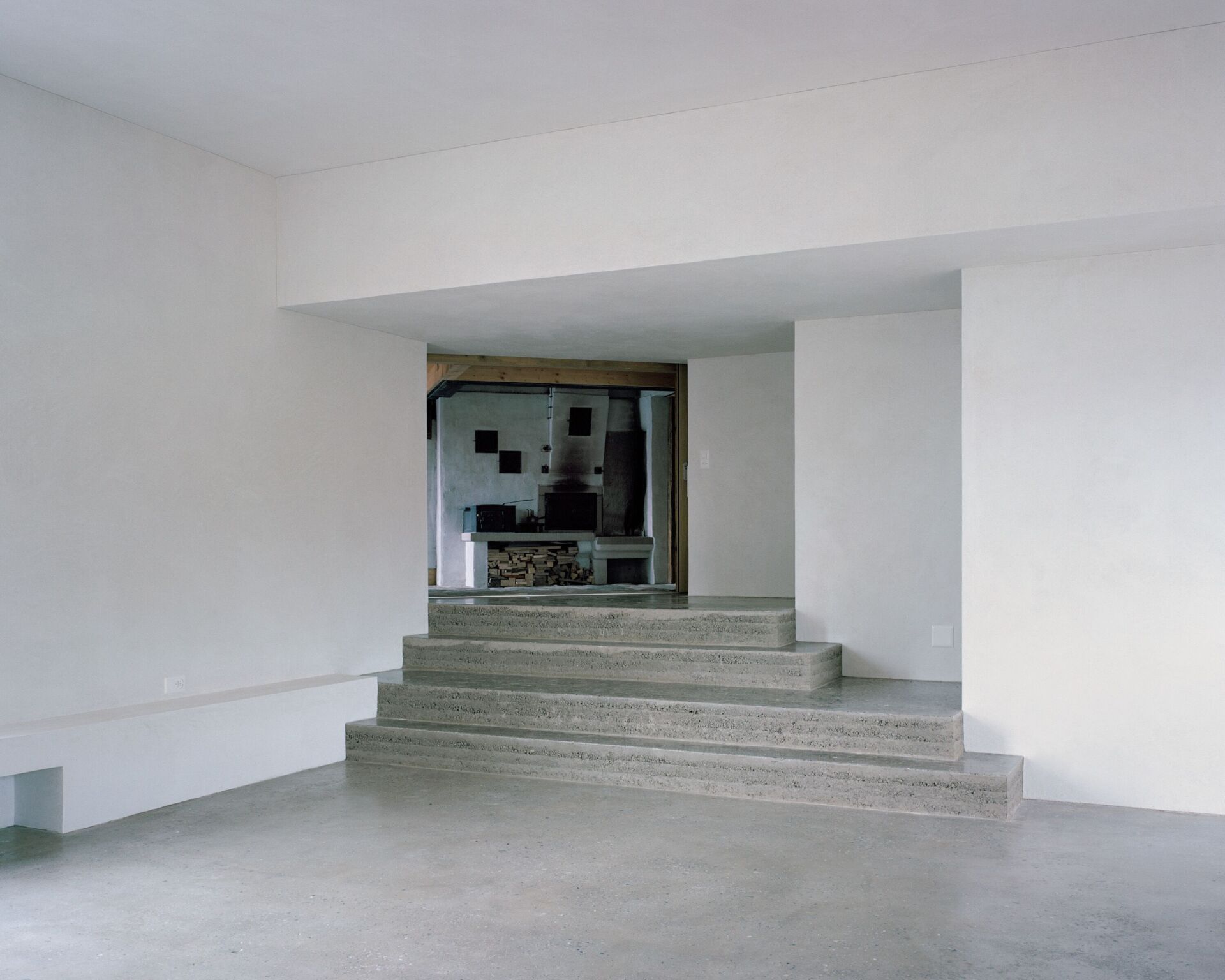 Der nutzungsoffene Saal im Erdgeschoss des Anbaus ist zugleich ein räumliches Scharnier, das zwischen dem alten Strickbau und einer Wohnung im Obergeschoss vermittelt. | Foto: Rory Gardiner Der nutzungsoffene Saal im Erdgeschoss des Anbaus ist zugleich ein räumliches Scharnier, das zwischen dem alten Strickbau und einer Wohnung im Obergeschoss vermittelt. | Foto: Rory Gardiner