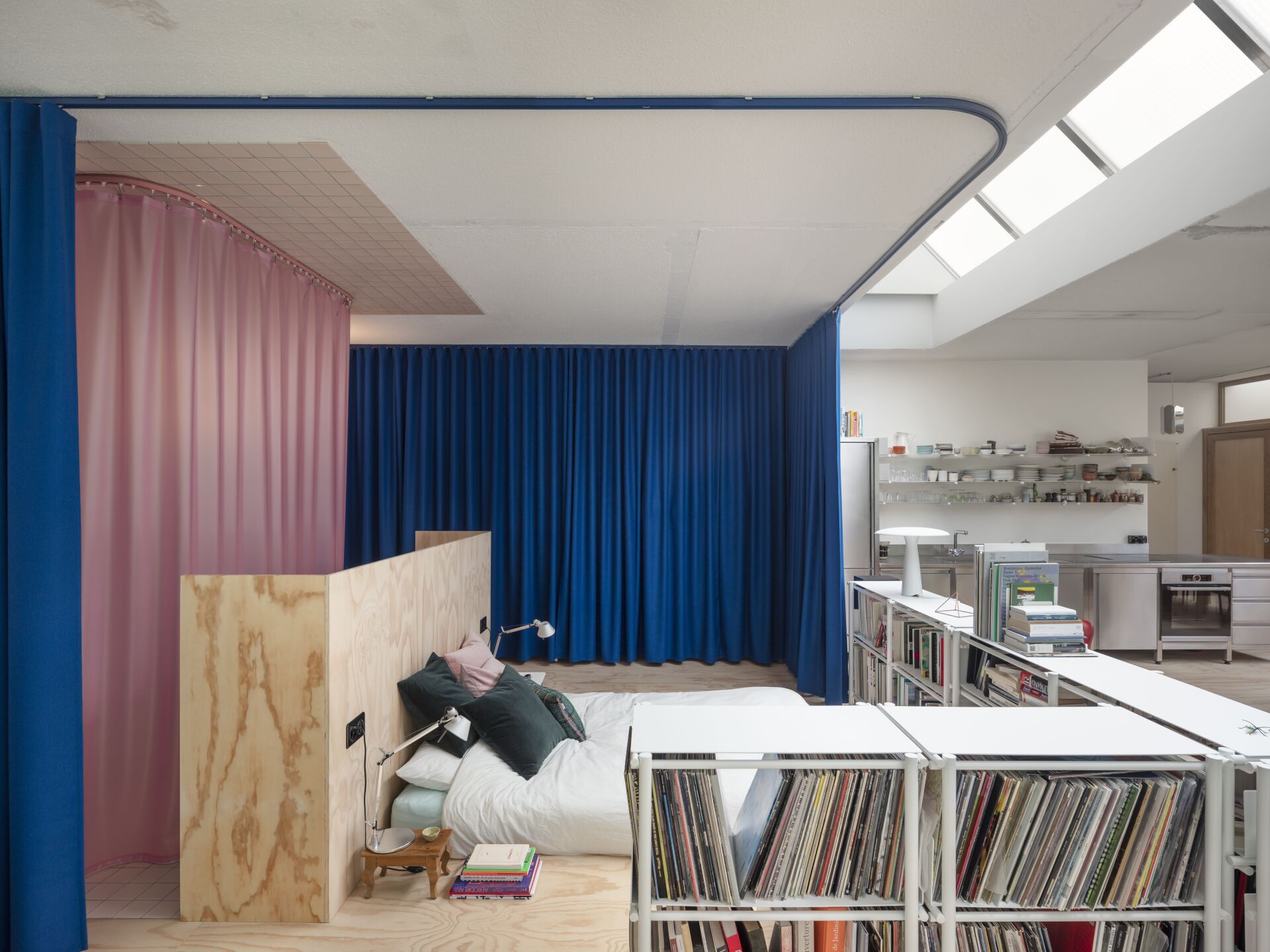 Haus Molaire ist der Umbau einer ehemaligen Zahnarztpraxis in eine Wohnung. Das Projekt von Bureau in Genf ist ein Experiment: Der offen Grundriss, leichte Einbauten sowie diverse farbige Vorhänge ermöglichen es, die Wohnung vielfältig zu unterteilen und an spontane an individuelle Bedürfnisse anzupassen. | Foto: Dylan Perrenoud Haus Molaire ist der Umbau einer ehemaligen Zahnarztpraxis in eine Wohnung. Das Projekt von Bureau in Genf ist ein Experiment: Der offen Grundriss, leichte Einbauten sowie diverse farbige Vorhänge ermöglichen es, die Wohnung vielfältig zu unterteilen und an spontane an individuelle Bedürfnisse anzupassen. | Foto: Dylan Perrenoud