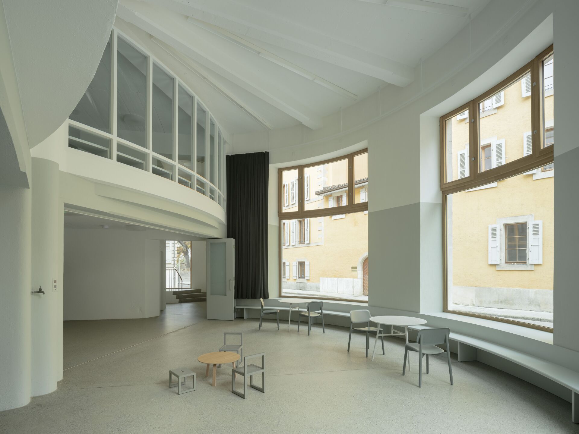 1829 als Reithalle für das Militär errichtet und in den 1950er-Jahren zu einer Garage umgebaut, wurde die Ancien Manège in Genf zu einem Gebäude umgestaltet mit Krippe, Mensa und Gemeinschaftsräumen. Estar erhielten so viel wie möglich von den Strukturen des 19. und 20. Jahrhunderts und griffen nur gezielt und im kleinen Massstab ein. Mit reversible Holzeinbauten fanden sie eine gute Balance zwischen denkmalpflegerischen Aspekten, thermischer Ertüchtigung und den vielfältigen Nutzungen. | Foto: Luis Díaz Díaz 1829 als Reithalle für das Militär errichtet und in den 1950er-Jahren zu einer Garage umgebaut, wurde die Ancien Manège in Genf zu einem Gebäude umgestaltet mit Krippe, Mensa und Gemeinschaftsräumen. Estar erhielten so viel wie möglich von den Strukturen des 19. und 20. Jahrhunderts und griffen nur gezielt und im kleinen Massstab ein. Mit reversible Holzeinbauten fanden sie eine gute Balance zwischen denkmalpflegerischen Aspekten, thermischer Ertüchtigung und den vielfältigen Nutzungen. | Foto: Luis Díaz Díaz